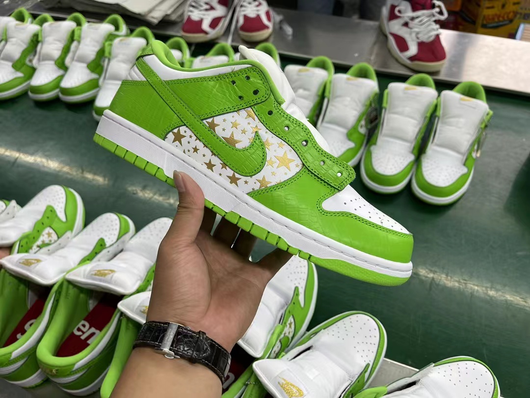 SB Dunk Low Supreme Stars Mean Green