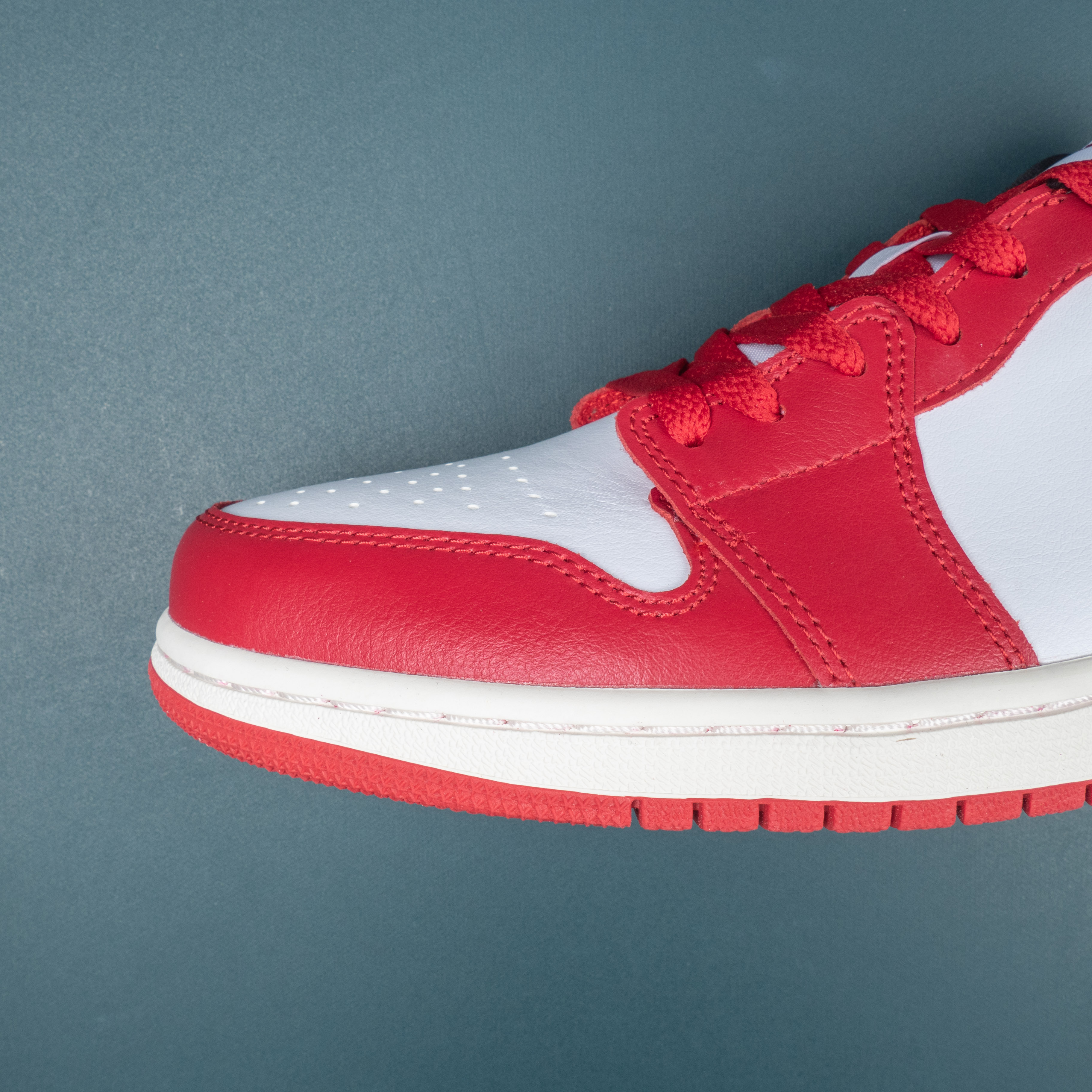 1's LowReverse Black Toe