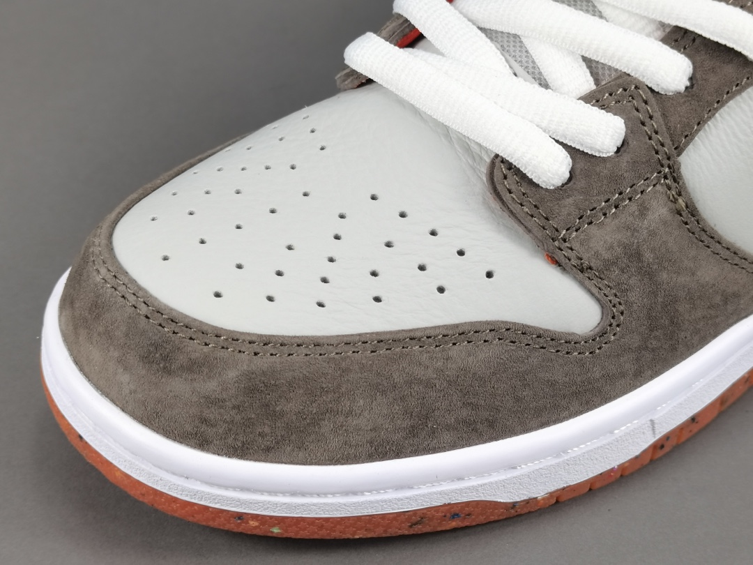 SB Dunk Low Crushed D.C.