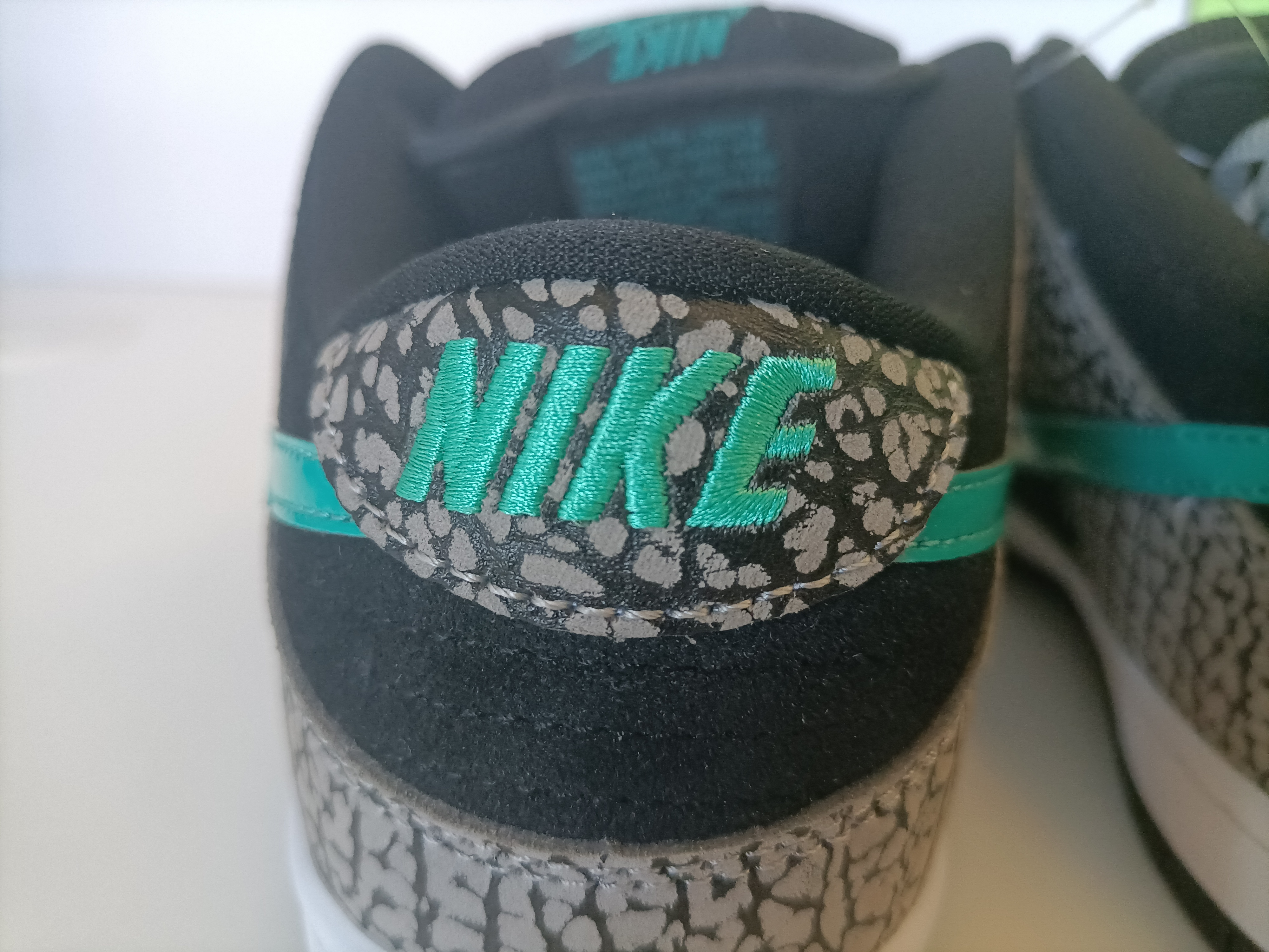 SB Dunk Low atmos Elephant