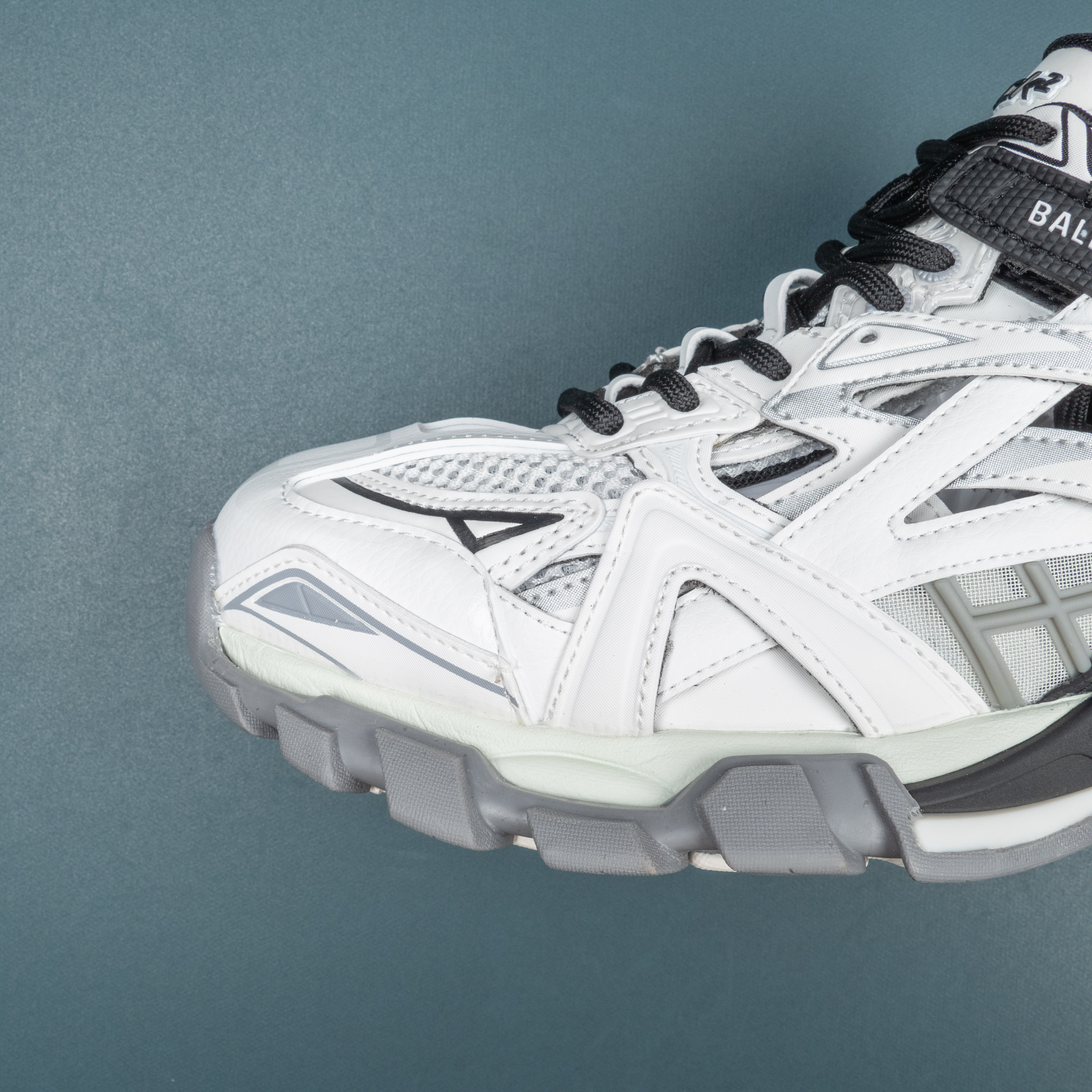 Track2.0 Black White