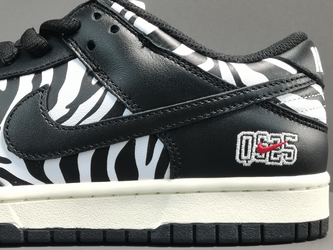 Dunk Low OG QS Quartersnacks Zebra