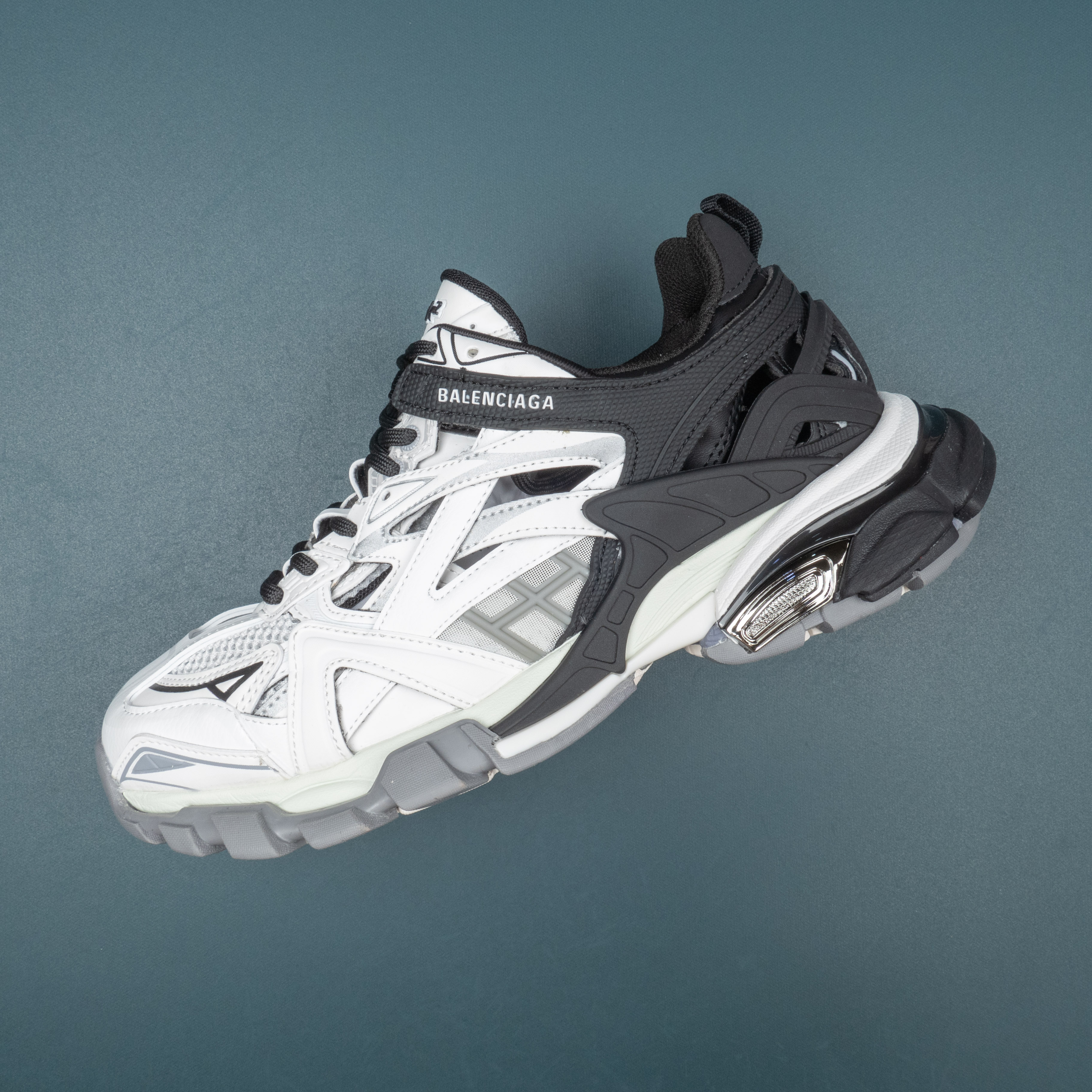 Track2.0 Black White