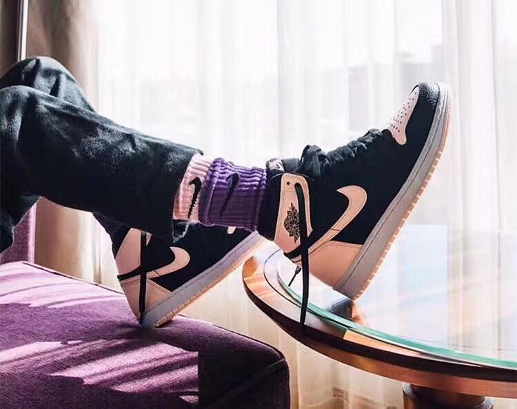 1s Retro High Black Crimson Tint