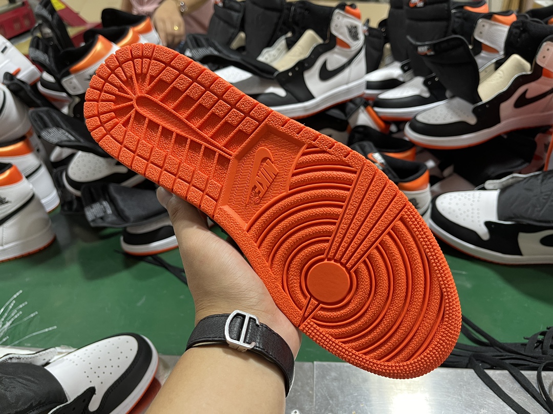 1 Retro High OG Elctro Orange