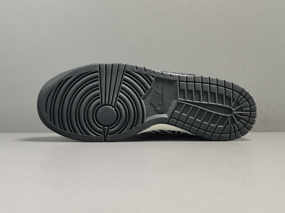 Dunk Low OG QS Quartersnacks Zebra