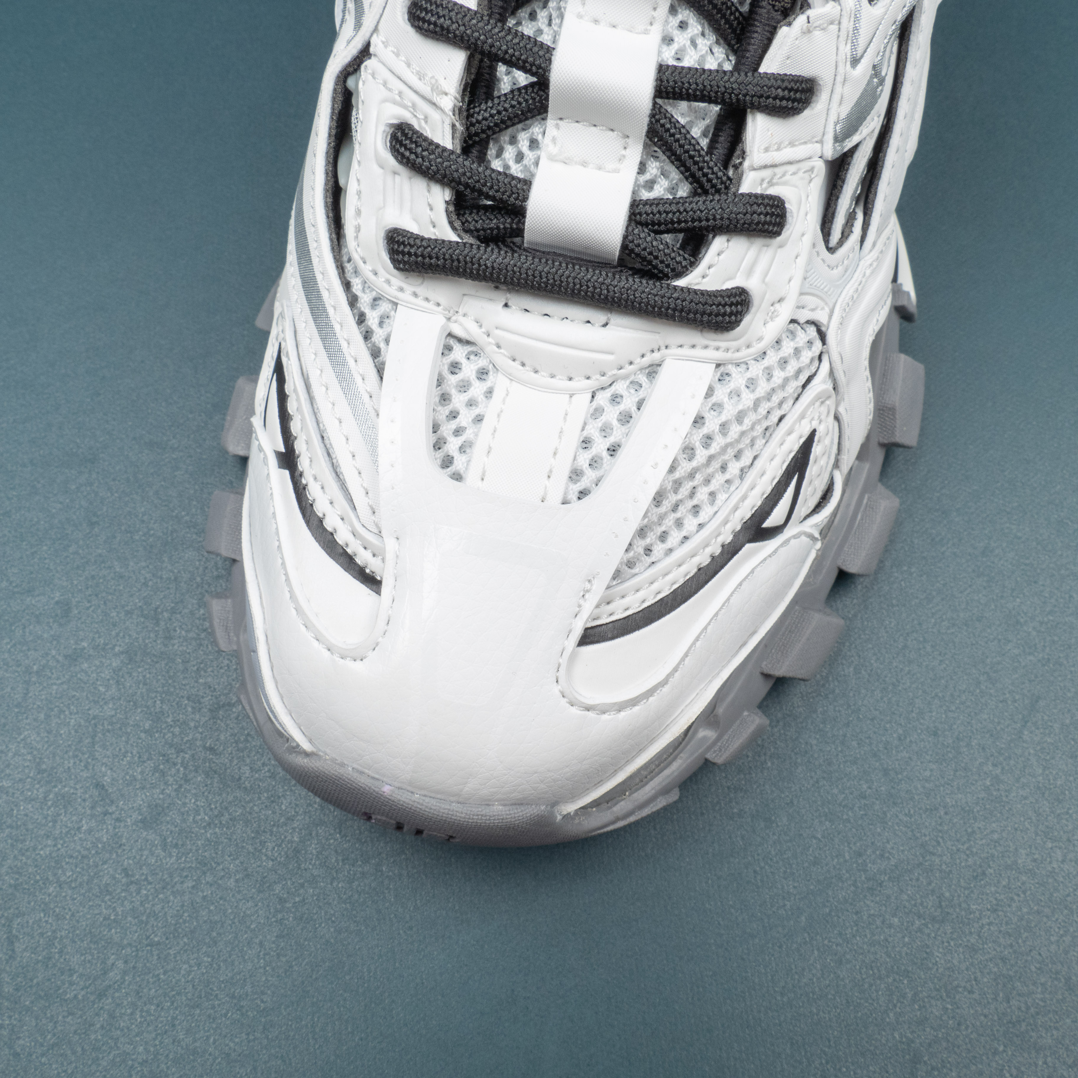 Track2.0 Black White