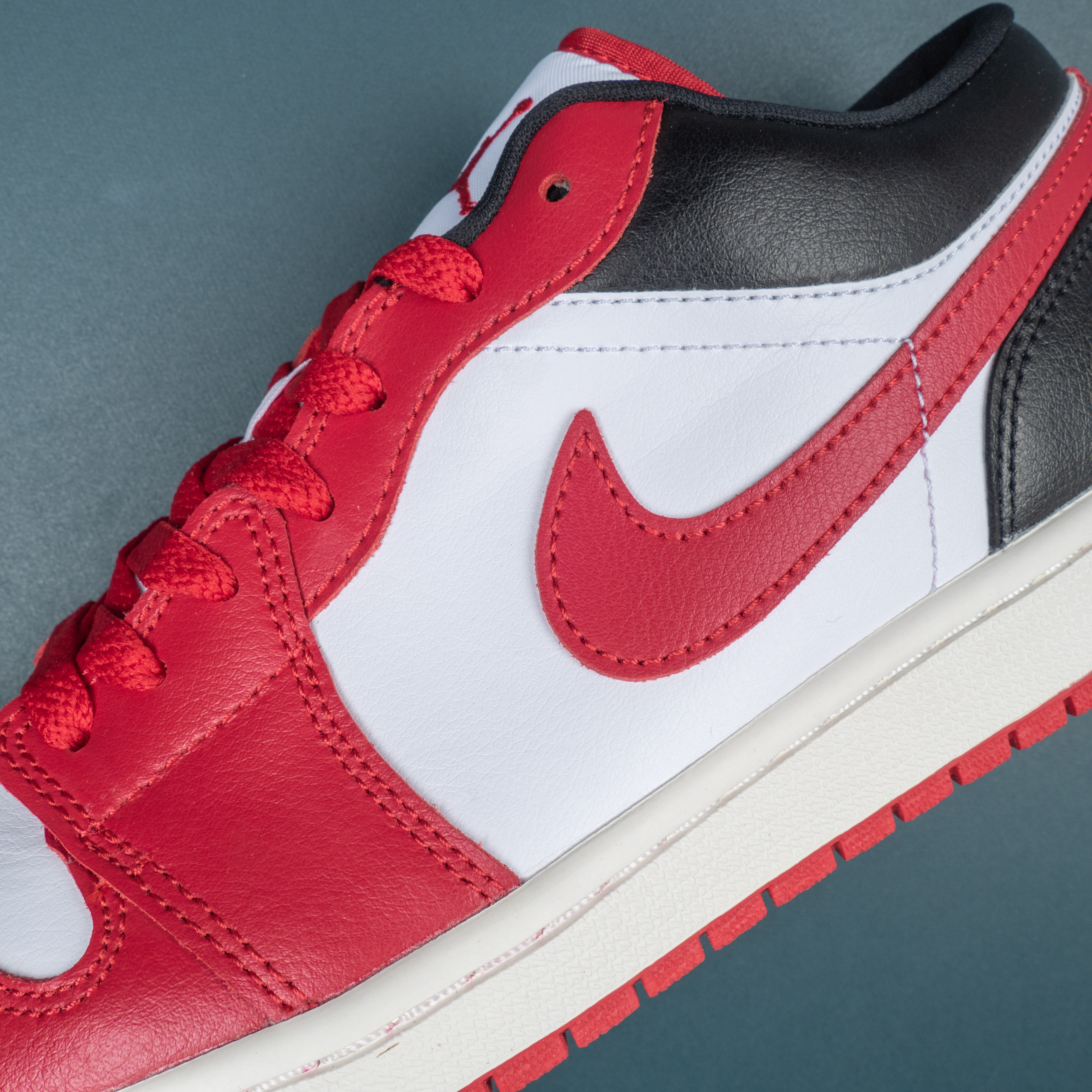 1's LowReverse Black Toe