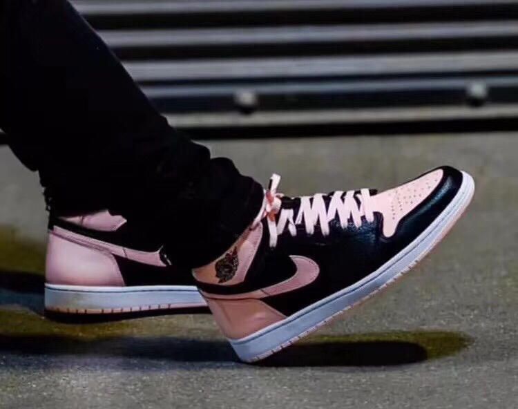 1s Retro High Black Crimson Tint