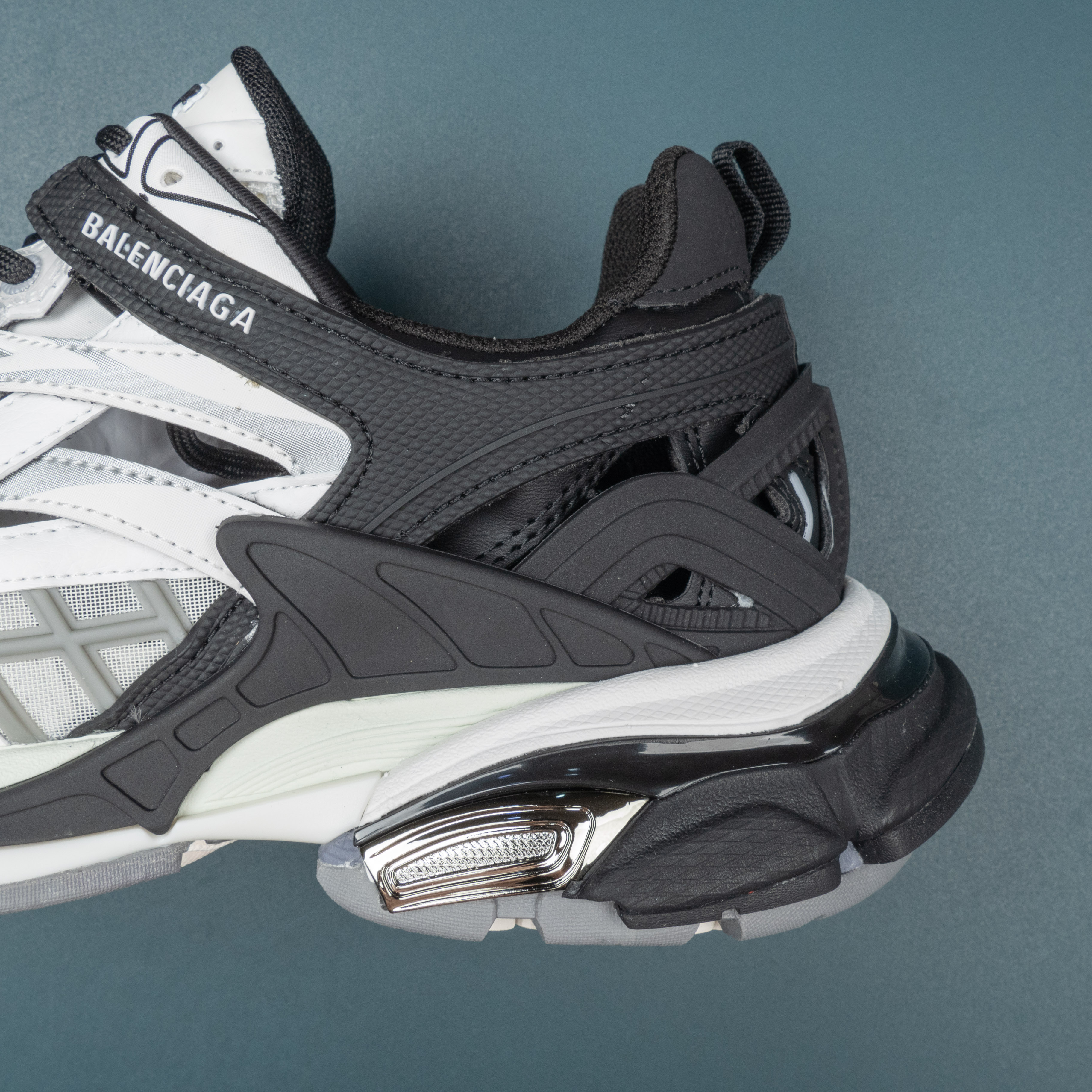 Track2.0 Black White