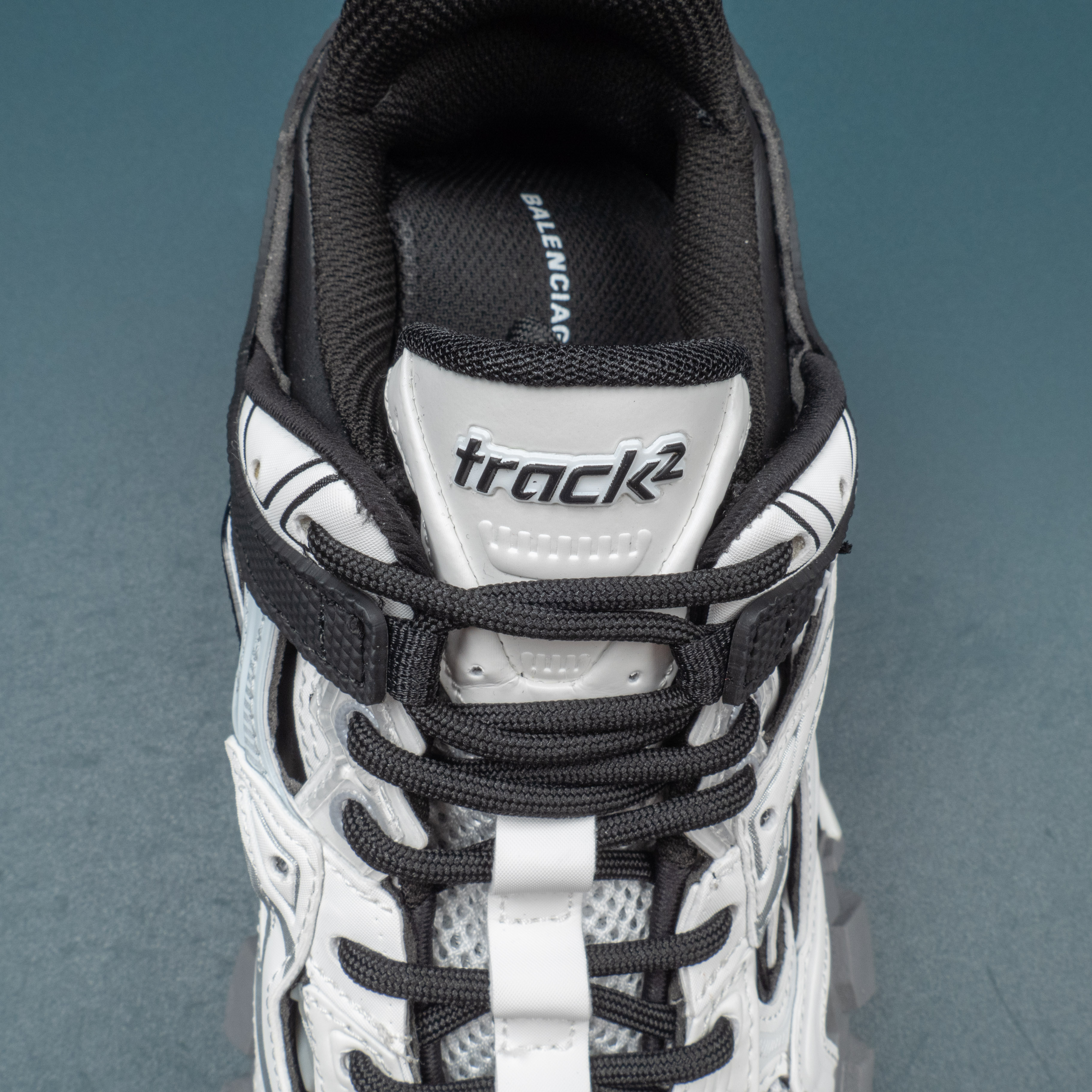 Track2.0 Black White