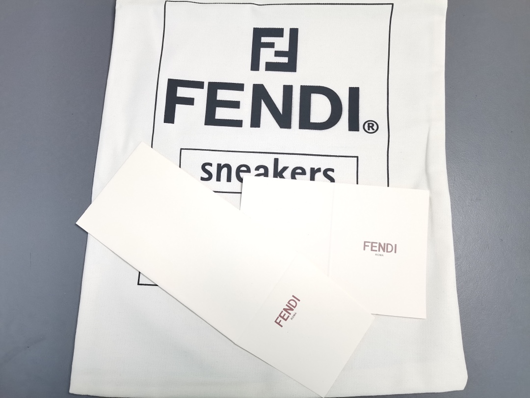 Low tops in black suede