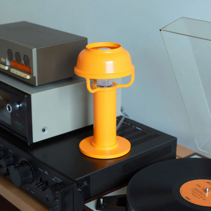 Kori テーブルライト・オレンジ｜artek