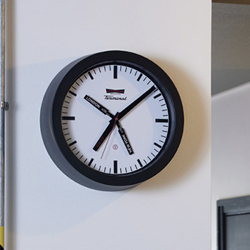 GMT壁掛け時計・3都市 | 全2色・スイープムーブメント式