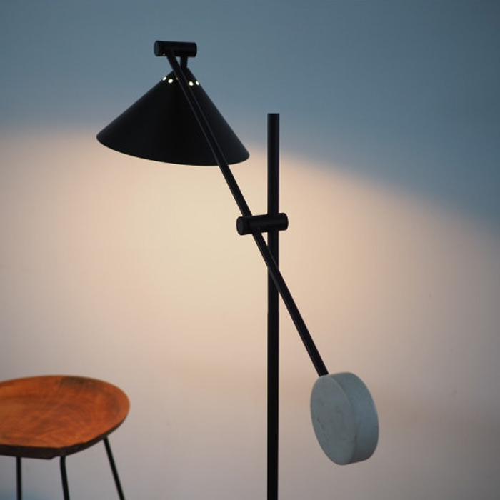 Turoフロアスタンドライト