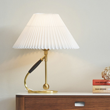 MODEL 306 テーブルランプ | LE KLINT