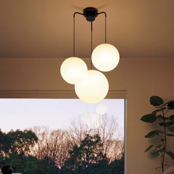 Sphere ペンダントライト ブラック 3灯｜乳白アクリル球体・高さ86cm
