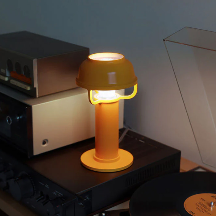 Kori テーブルライト・オレンジ｜artek