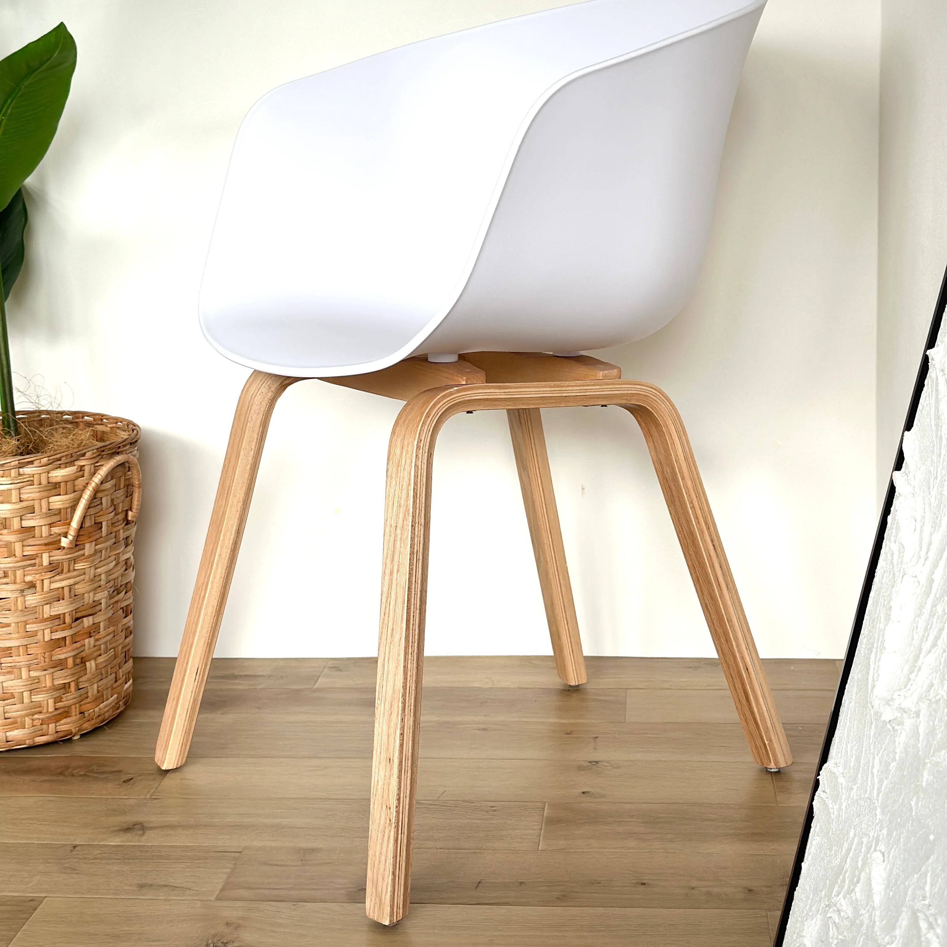 ウッド脚アームチェア