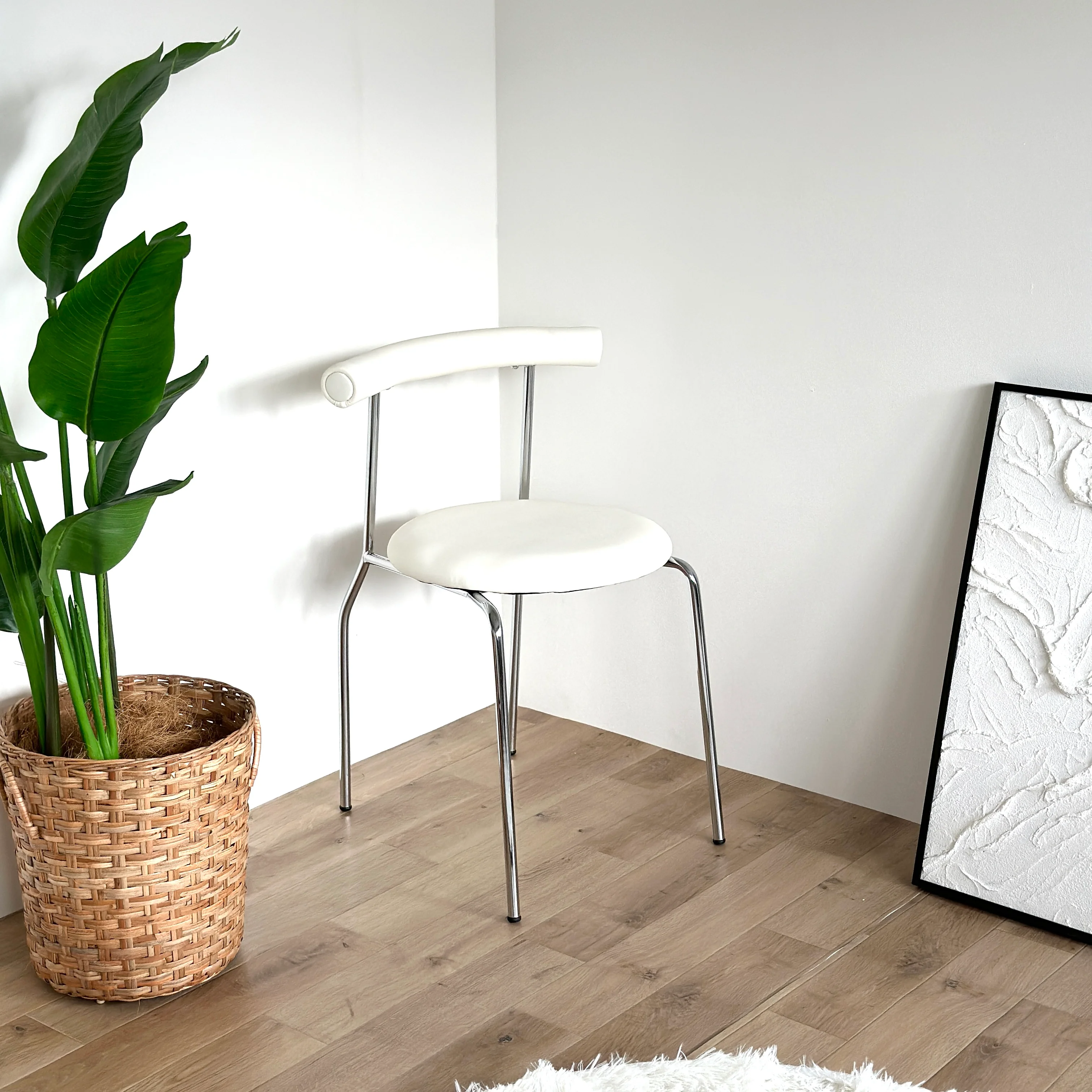 スタイリッシュスタッキングチェア