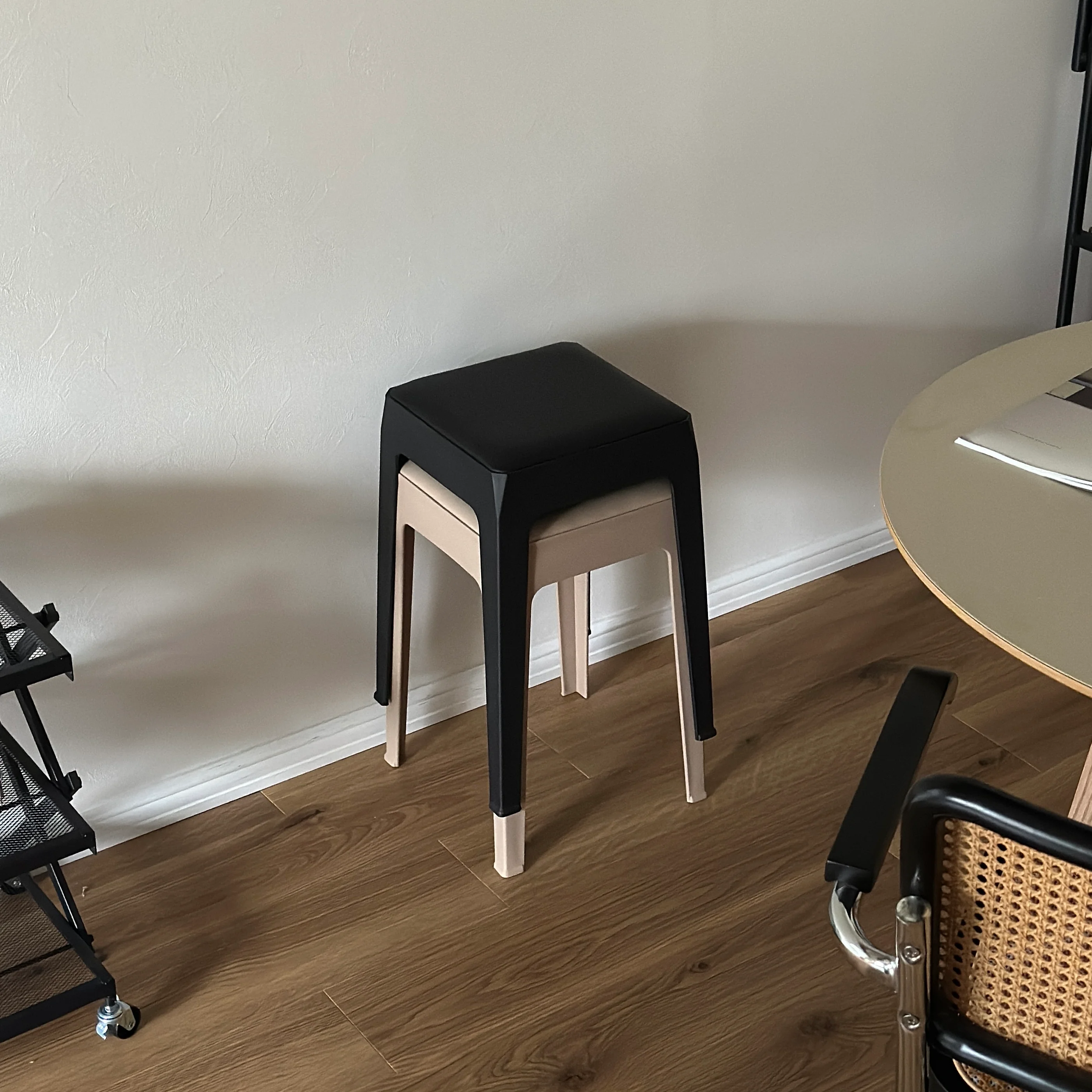 レザー調スクエアスツール