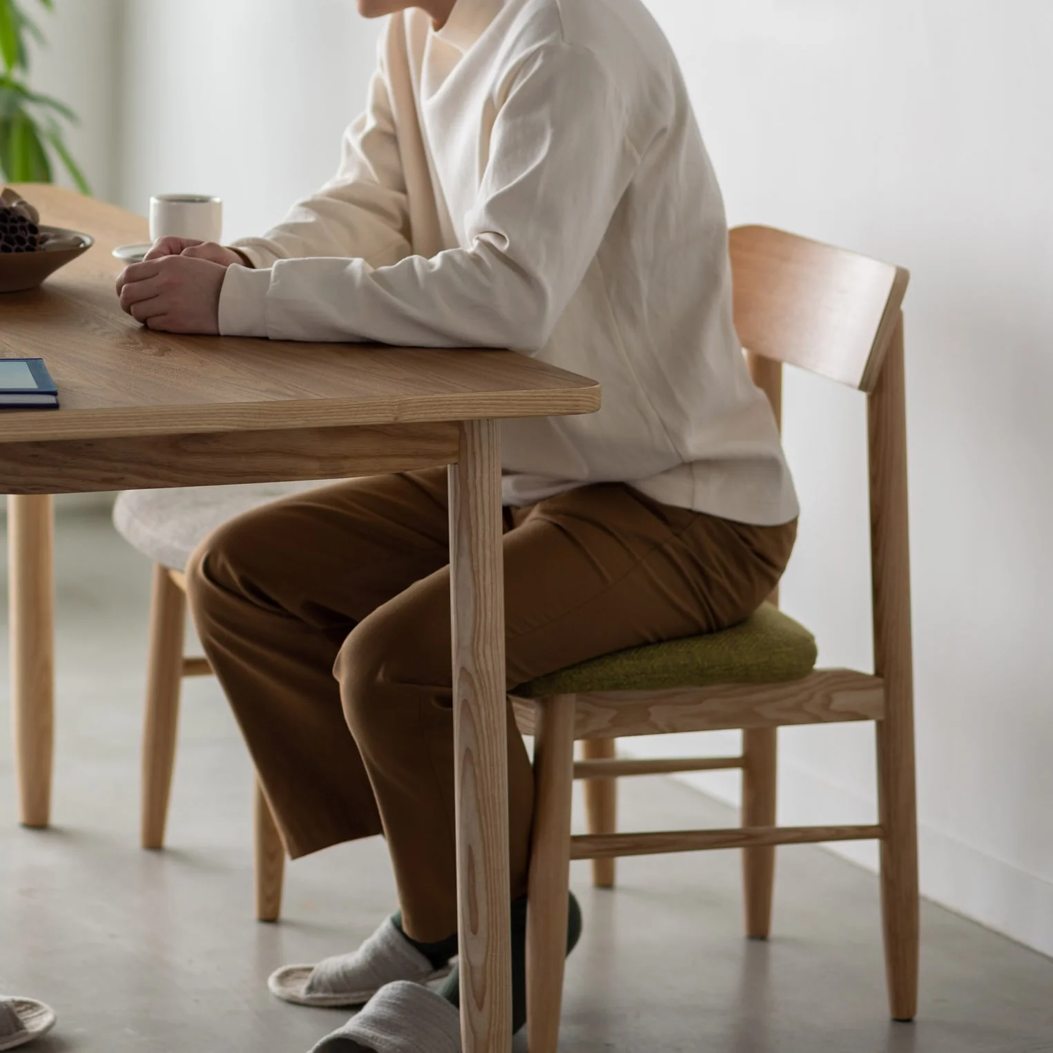 ソーサーダイニングチェア