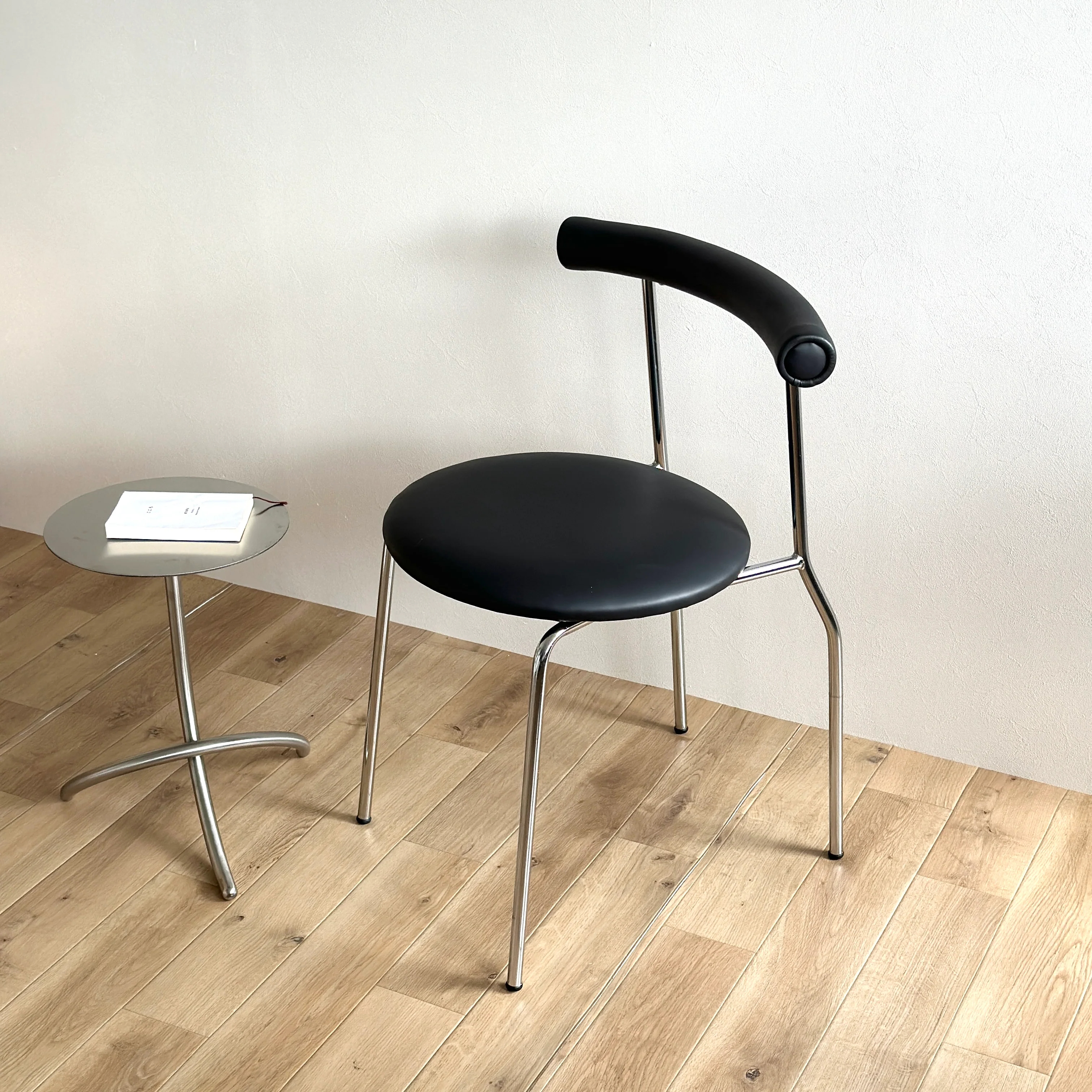 スタイリッシュスタッキングチェア