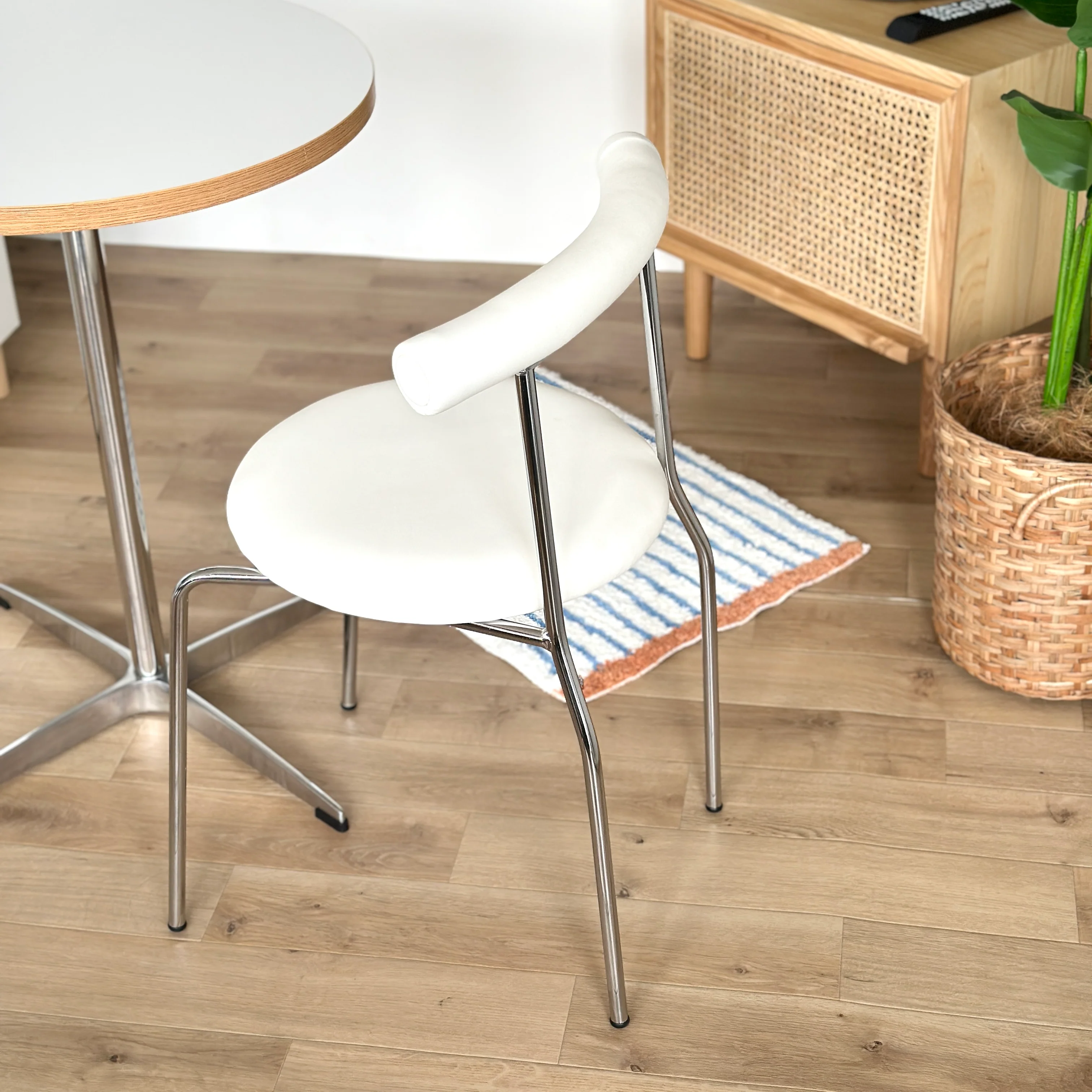 スタイリッシュスタッキングチェア