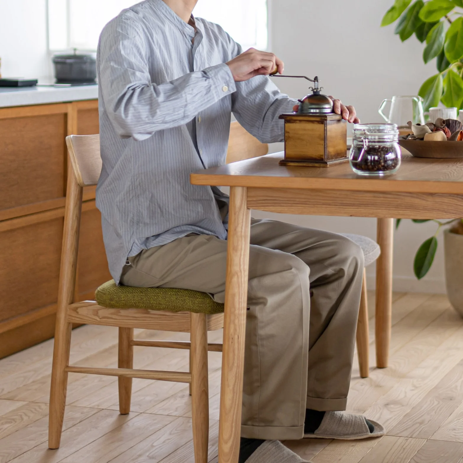 ソーサーダイニングチェア