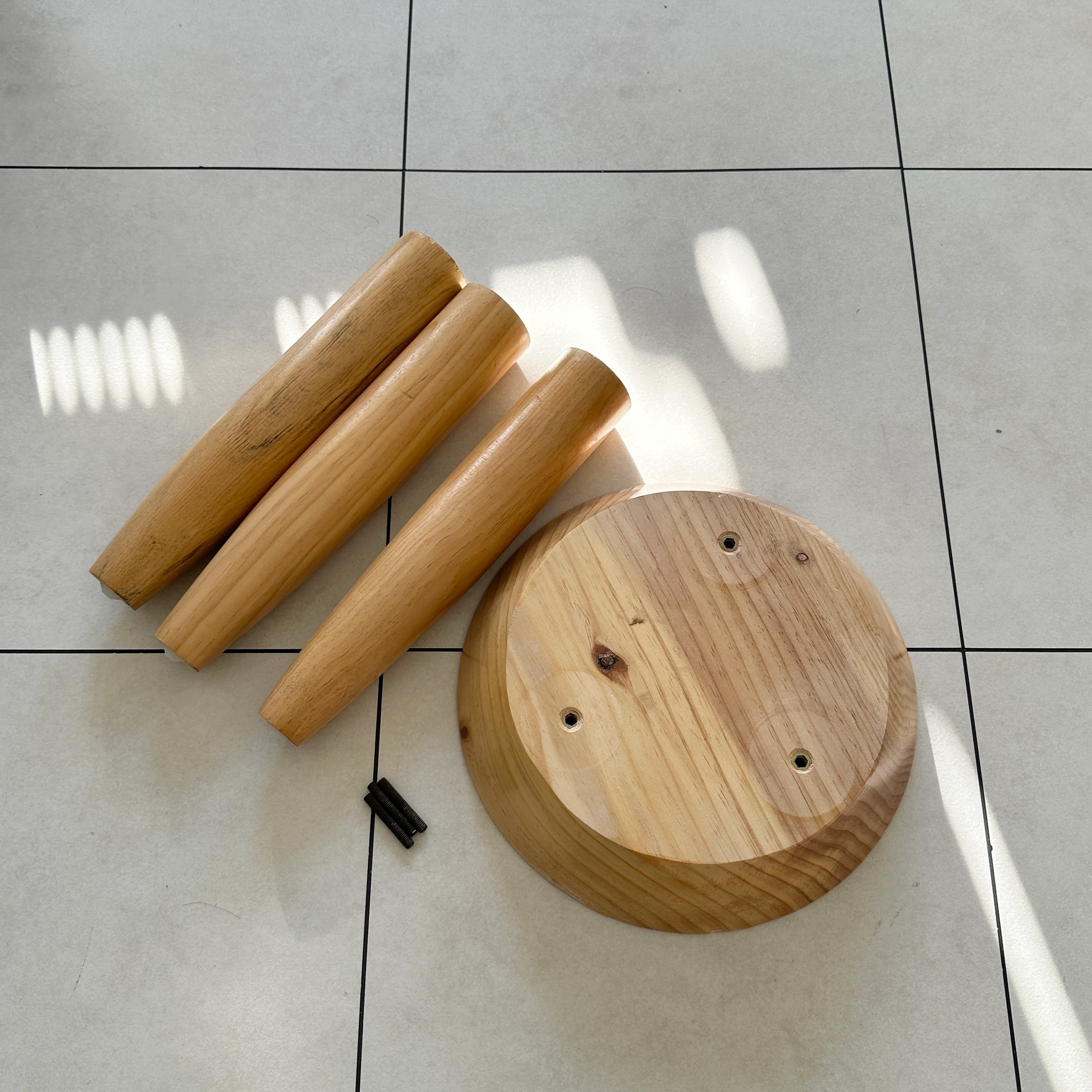 ぽってり脚ウッドスツール