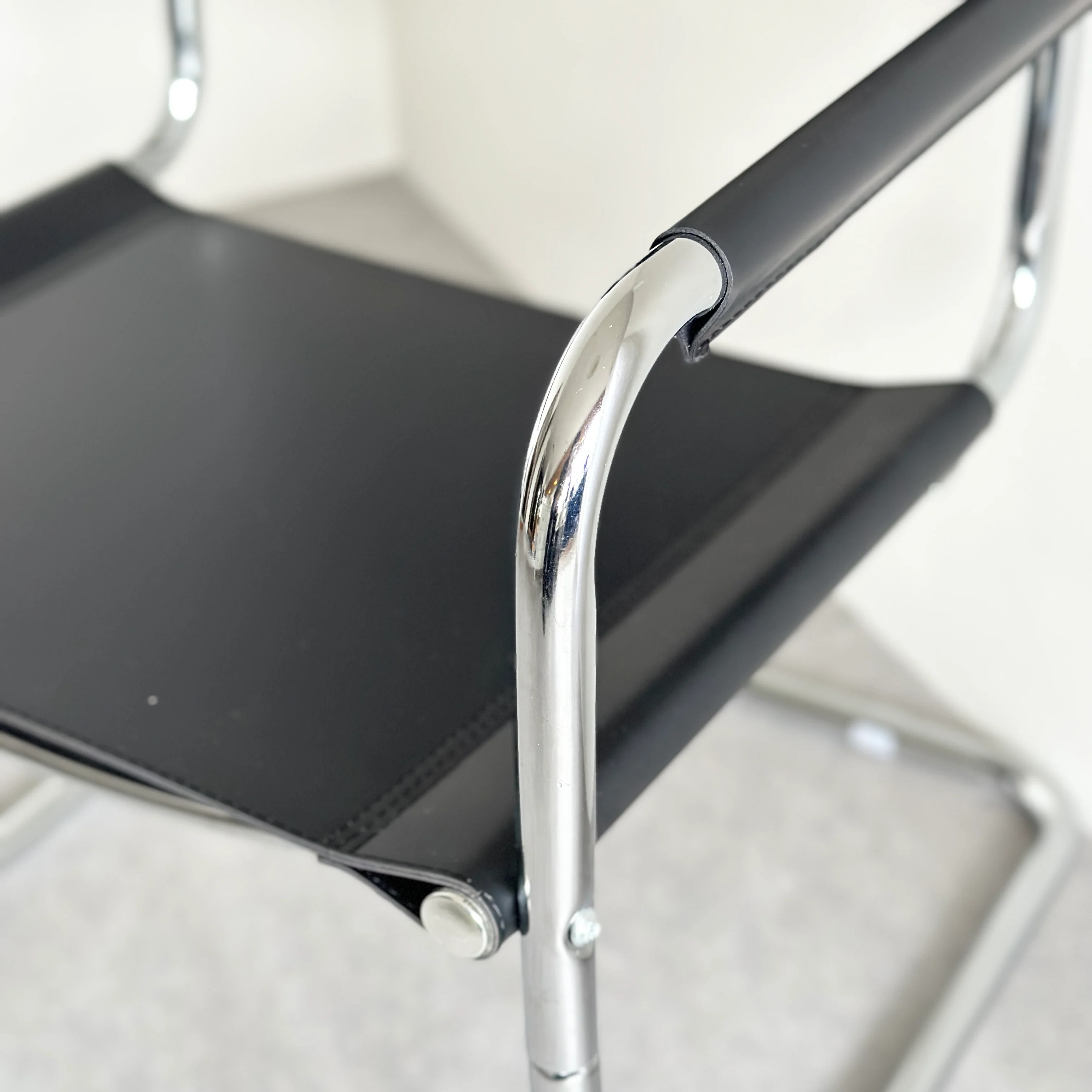 スタイリッシュカンティレバーチェア