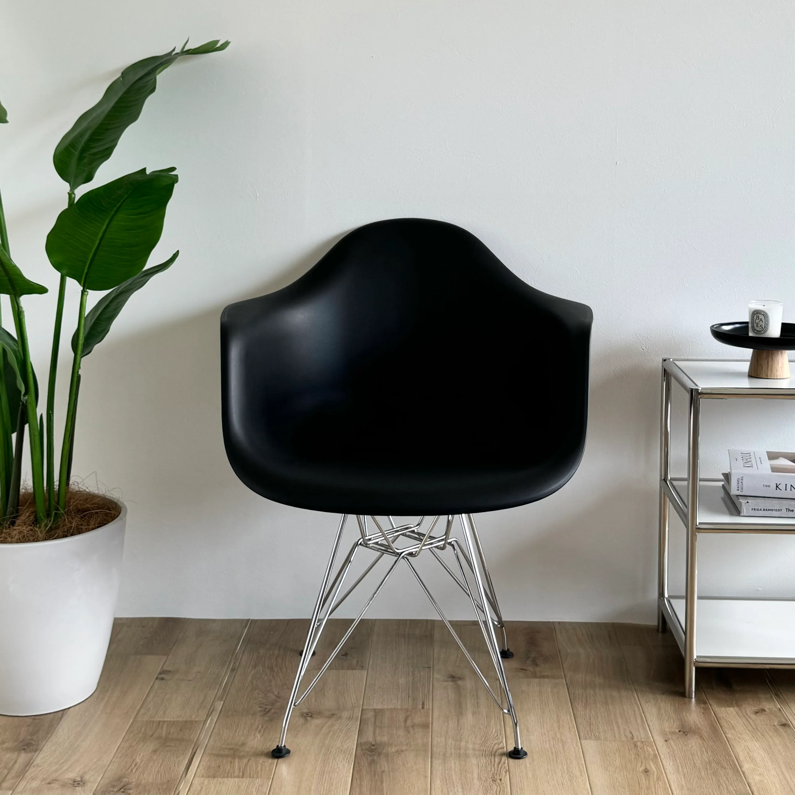 スチール脚チェア