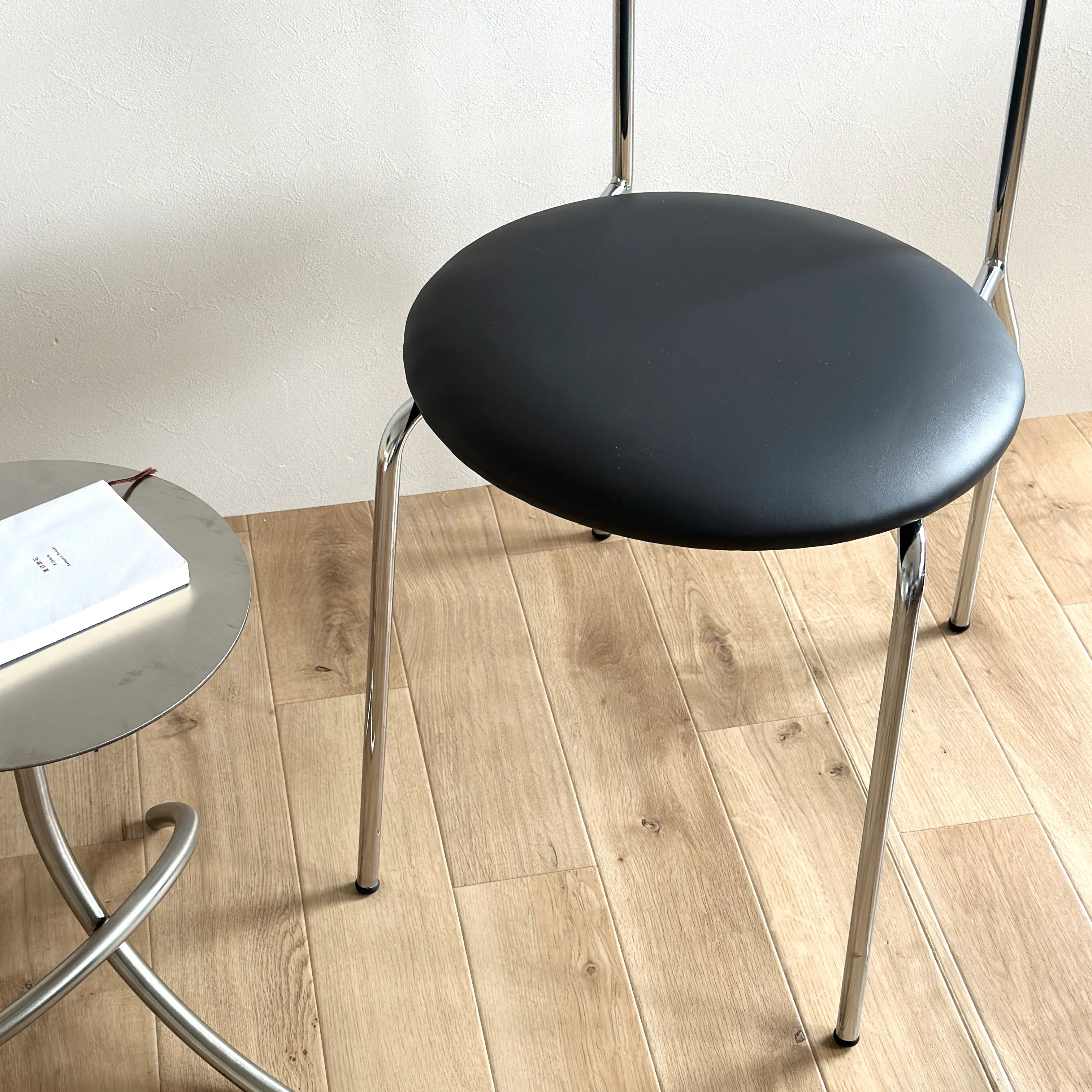 スタイリッシュスタッキングチェア