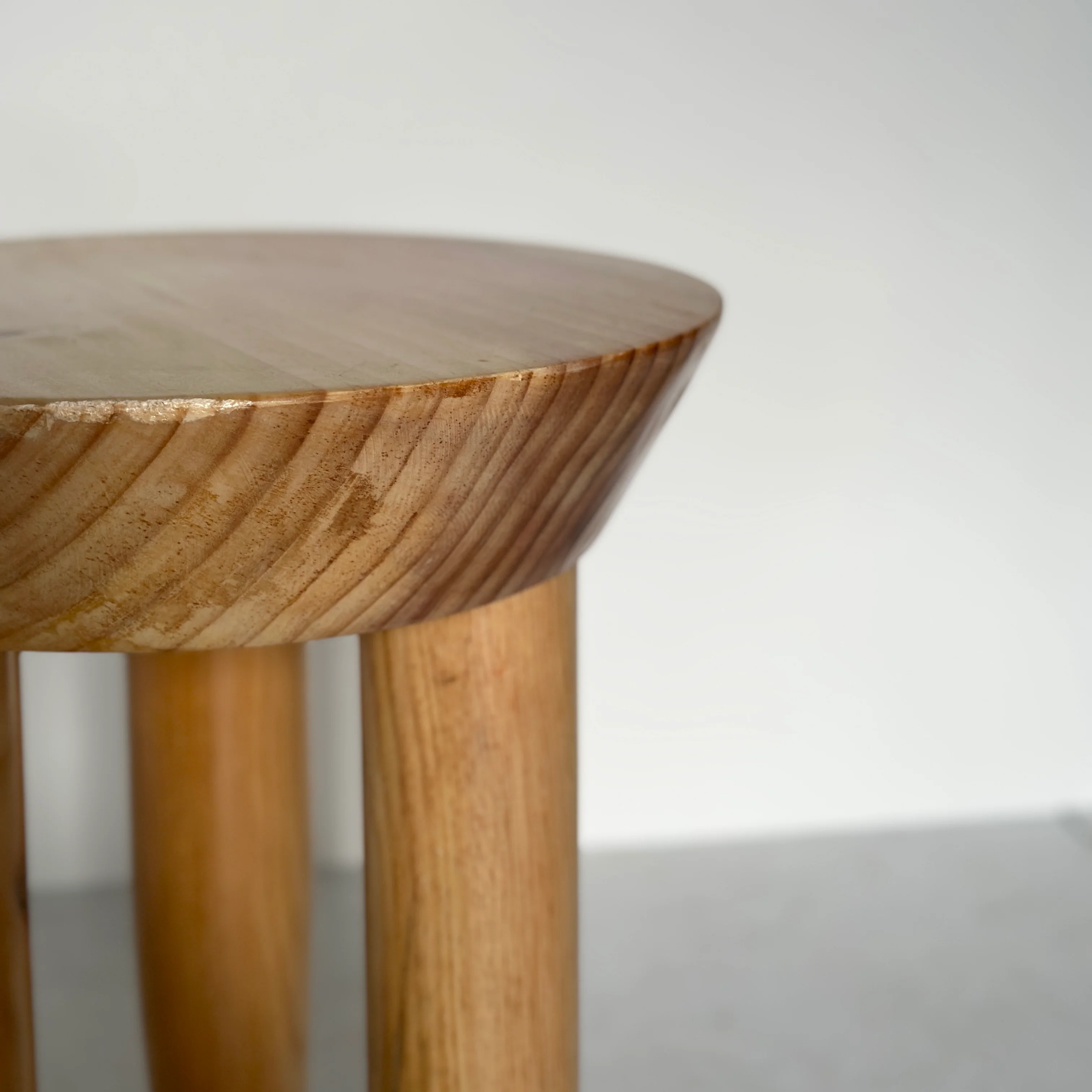 ぽってり脚ウッドスツール