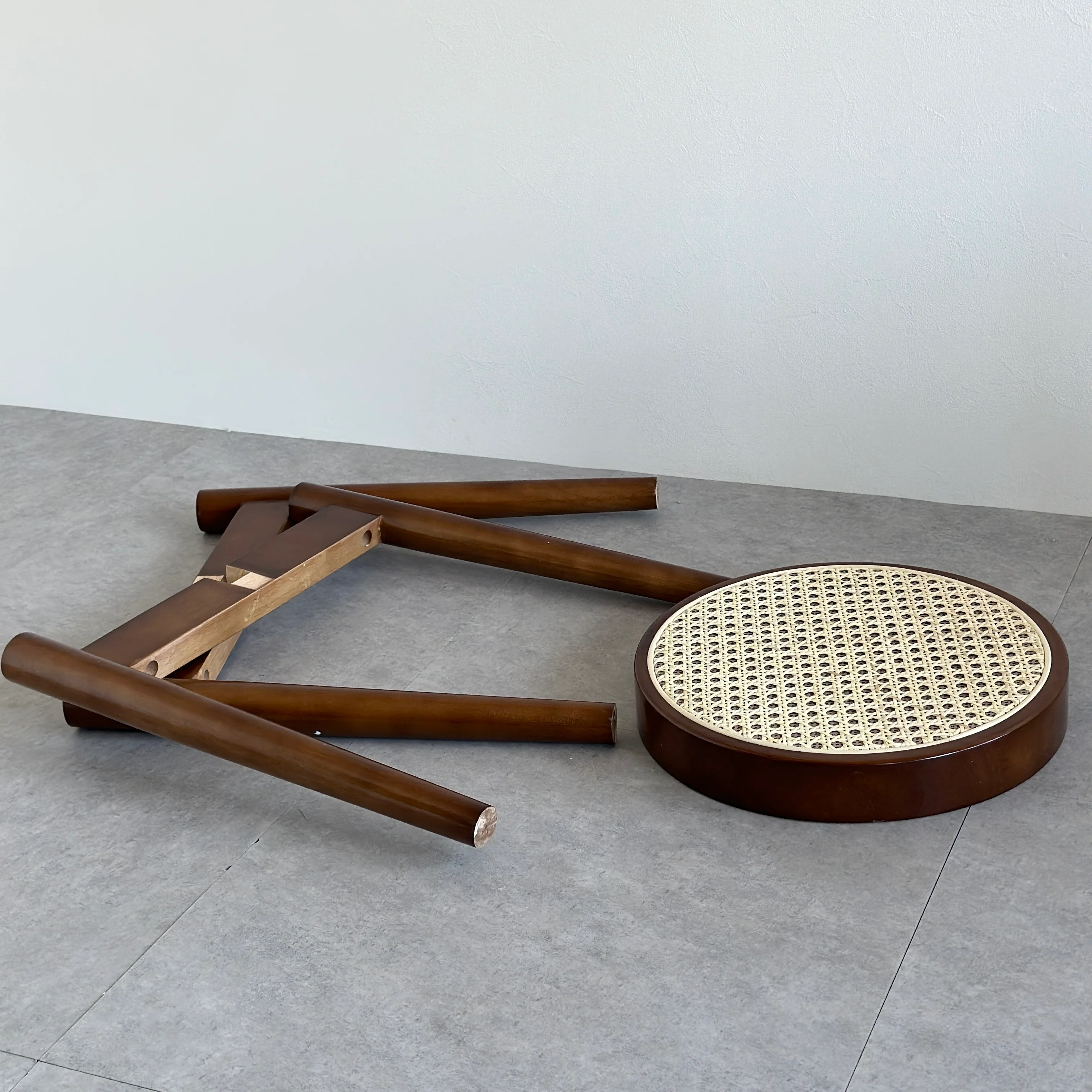 ラタンスツール