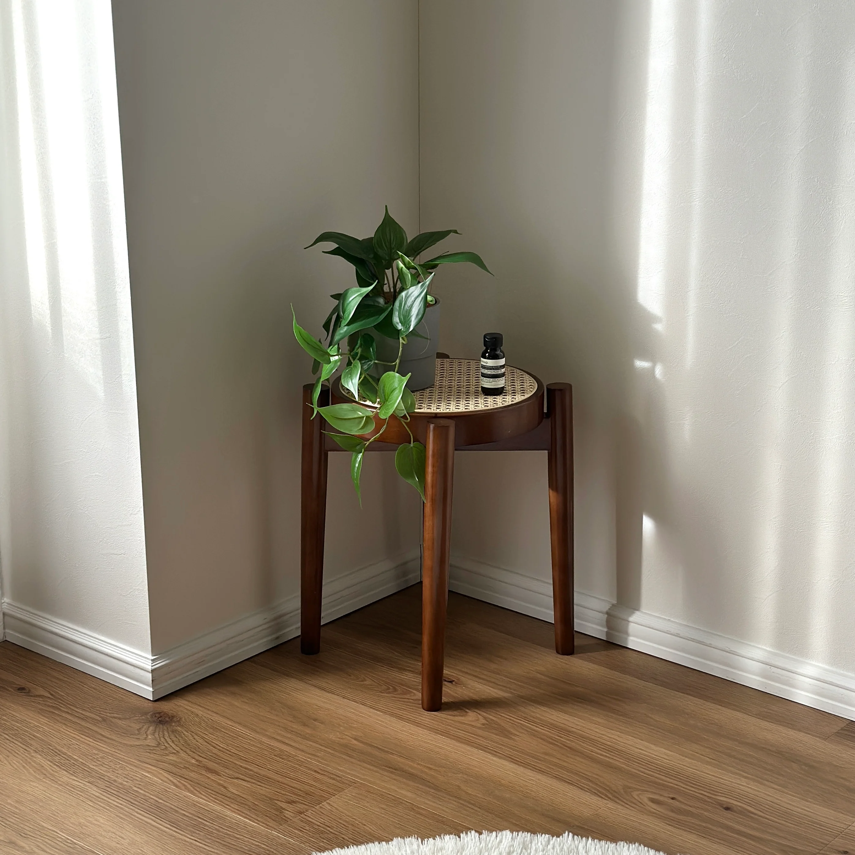 ラタンスツール