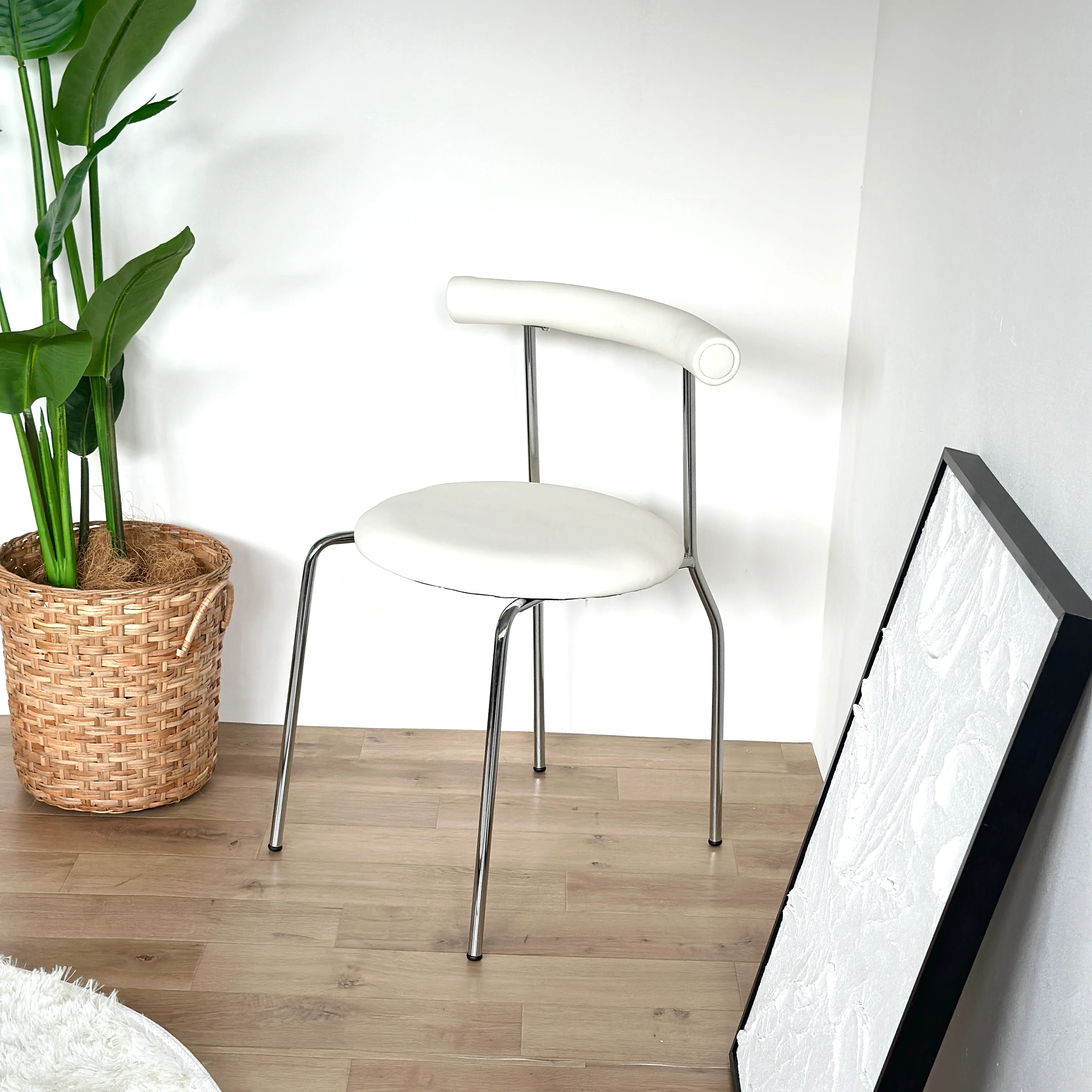 スタイリッシュスタッキングチェア