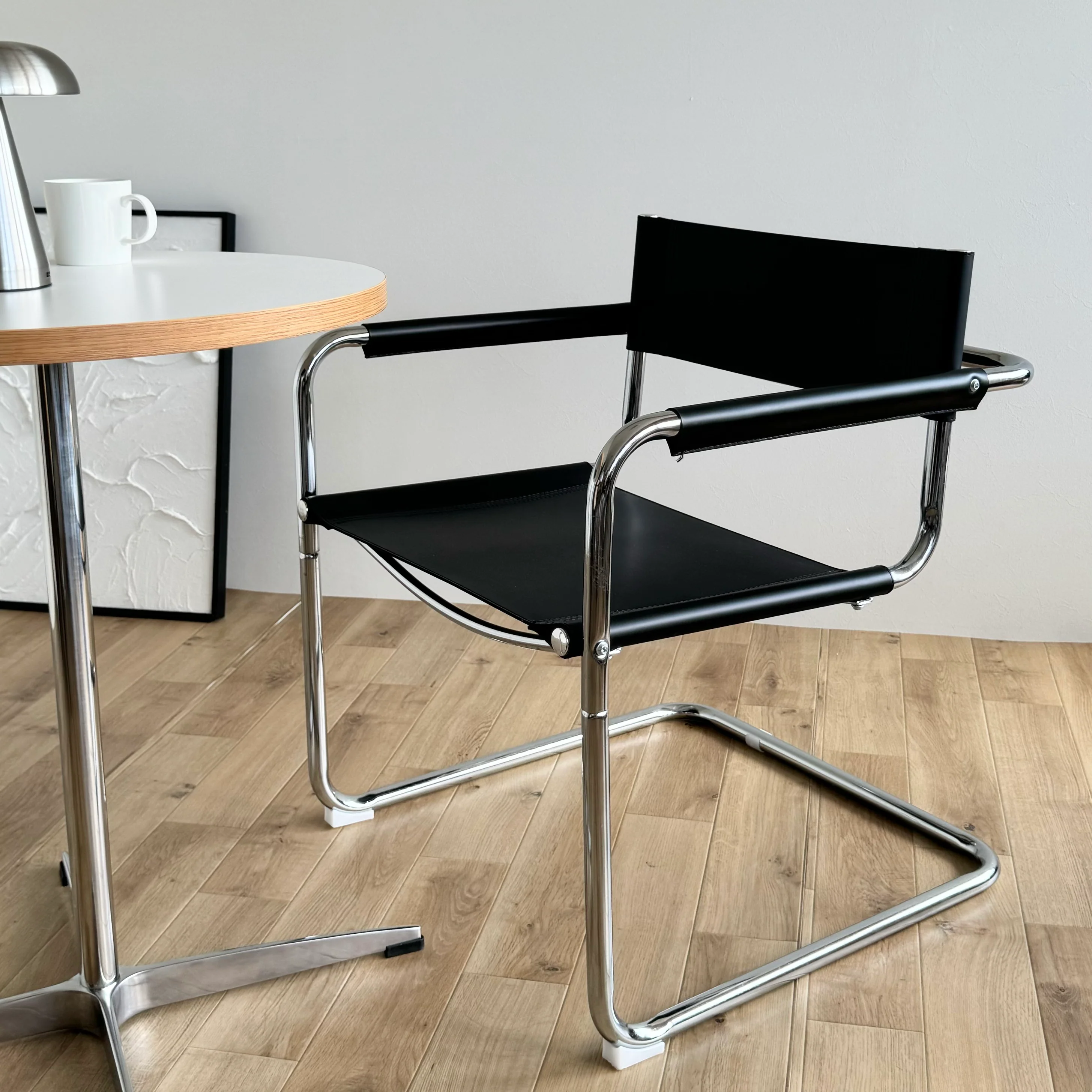 スタイリッシュカンティレバーチェア