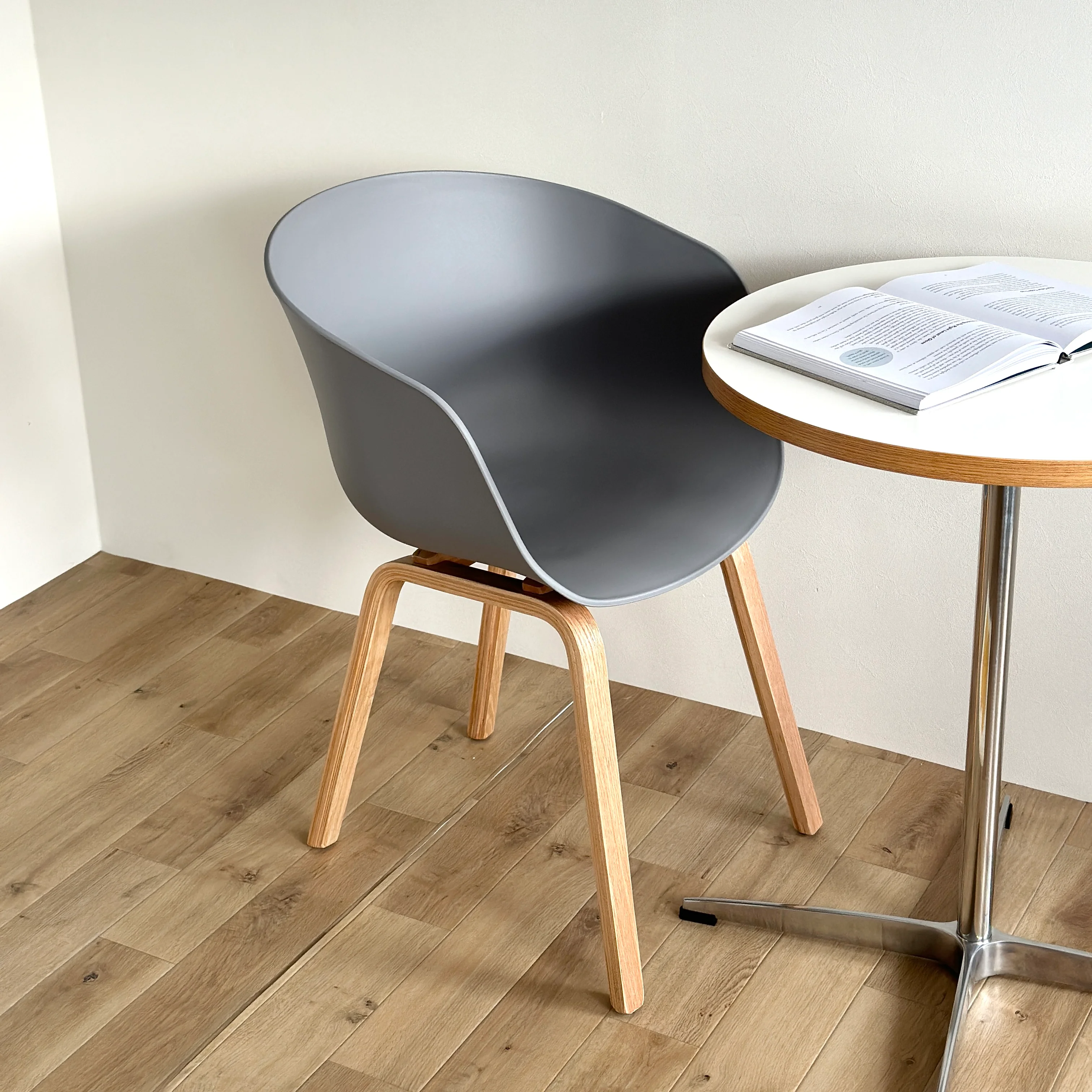 ウッド脚アームチェア