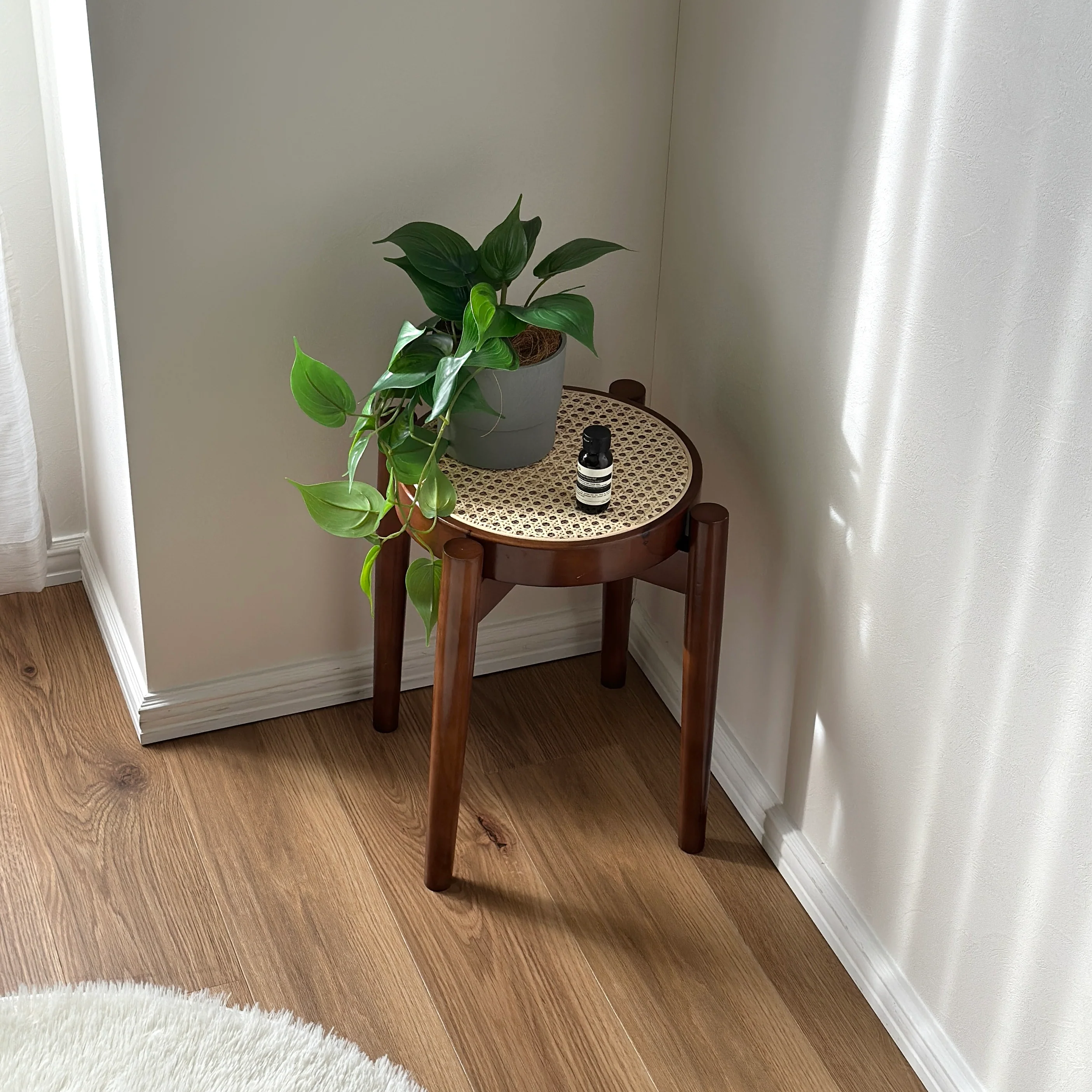 ラタンスツール