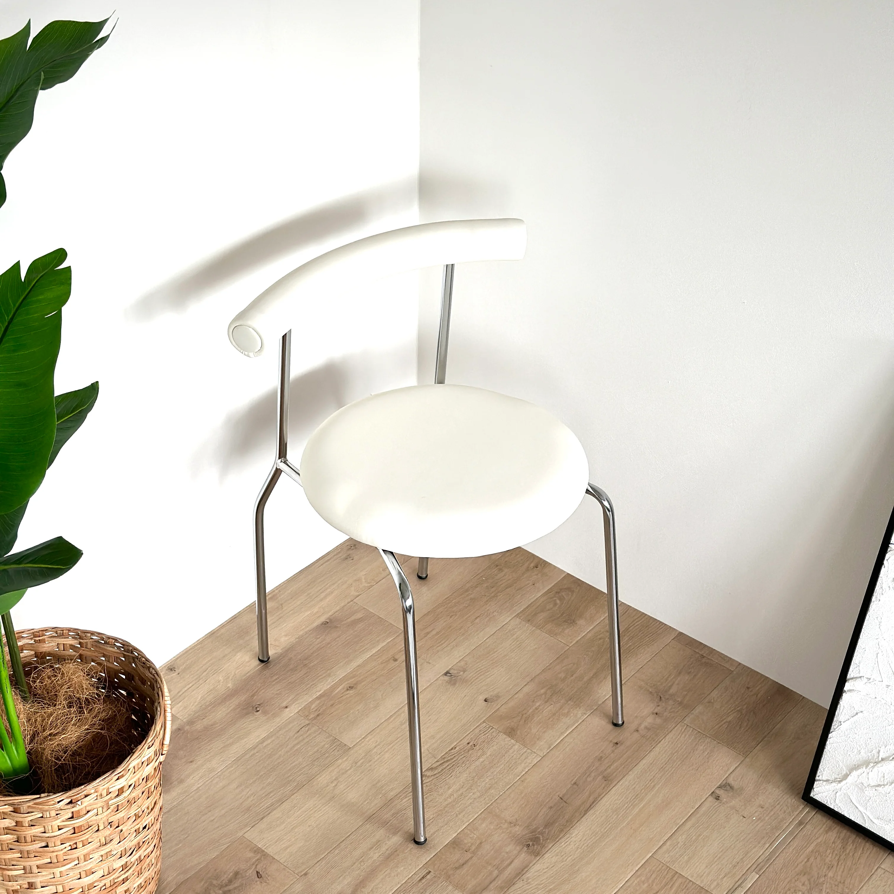 スタイリッシュスタッキングチェア