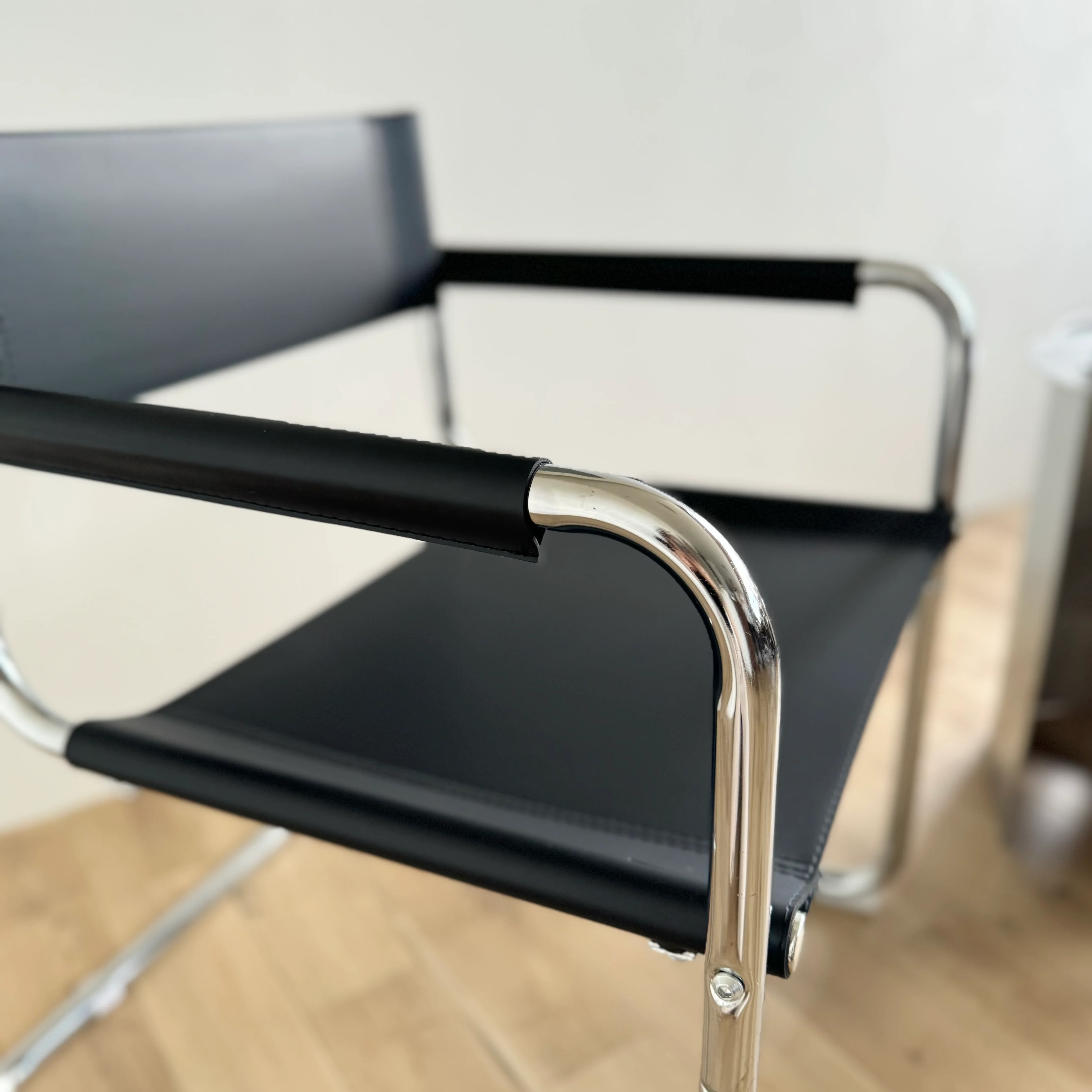 スタイリッシュカンティレバーチェア