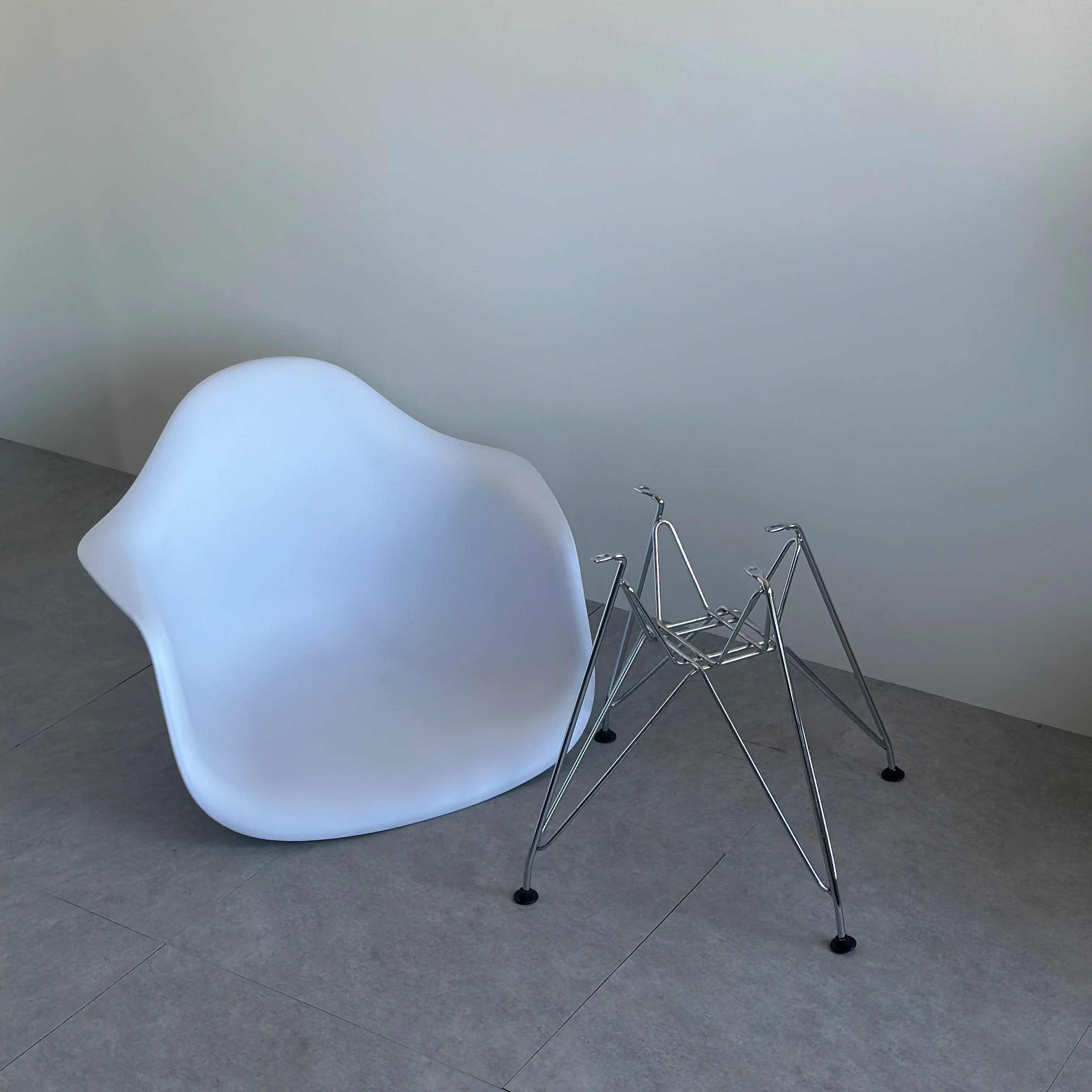 スチール脚チェア