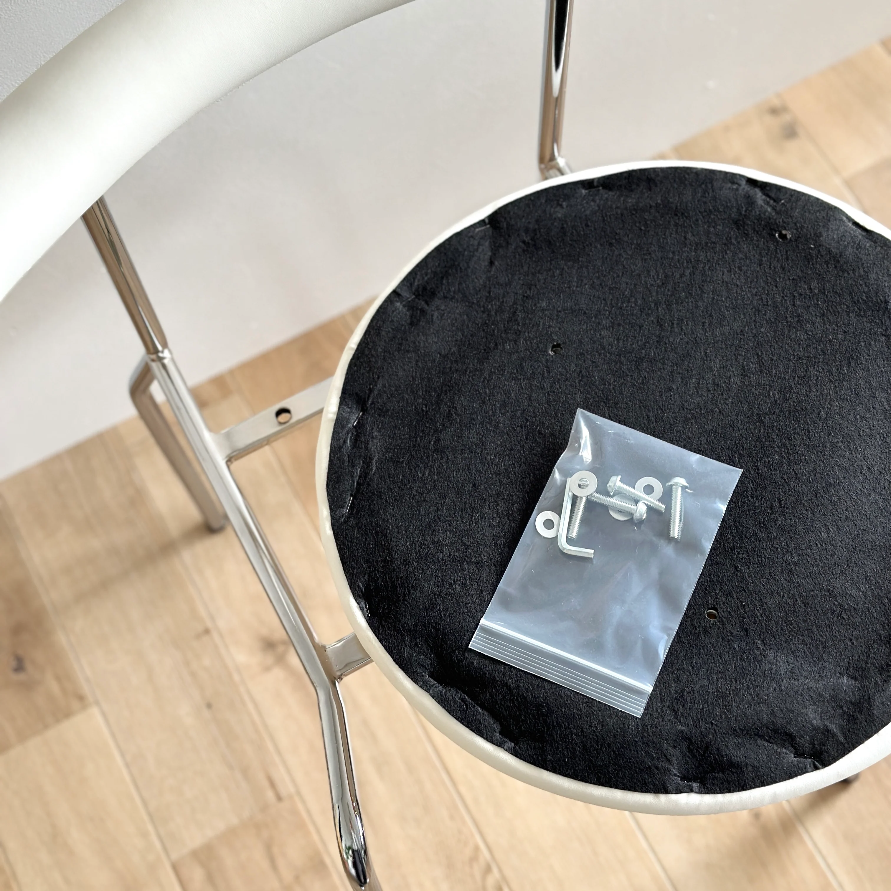 スタイリッシュスタッキングチェア