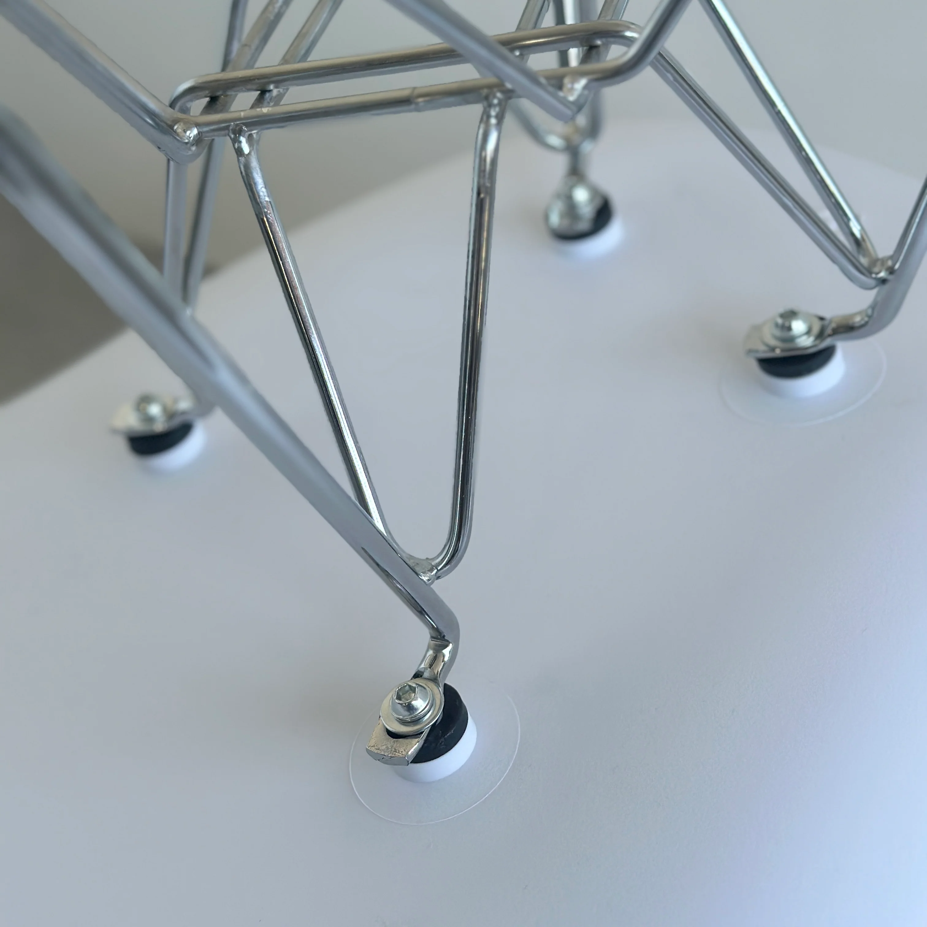 スチール脚チェア