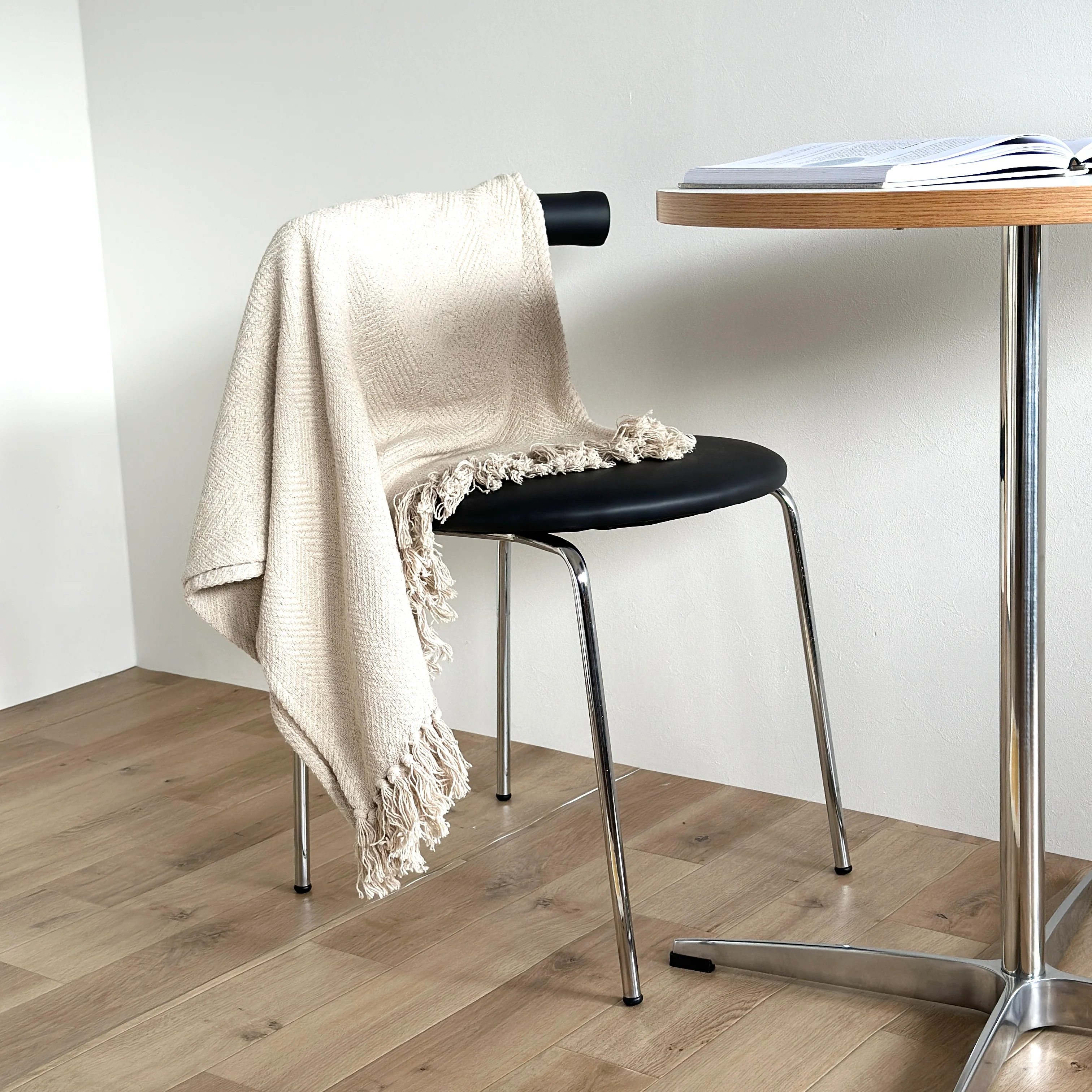 スタイリッシュスタッキングチェア