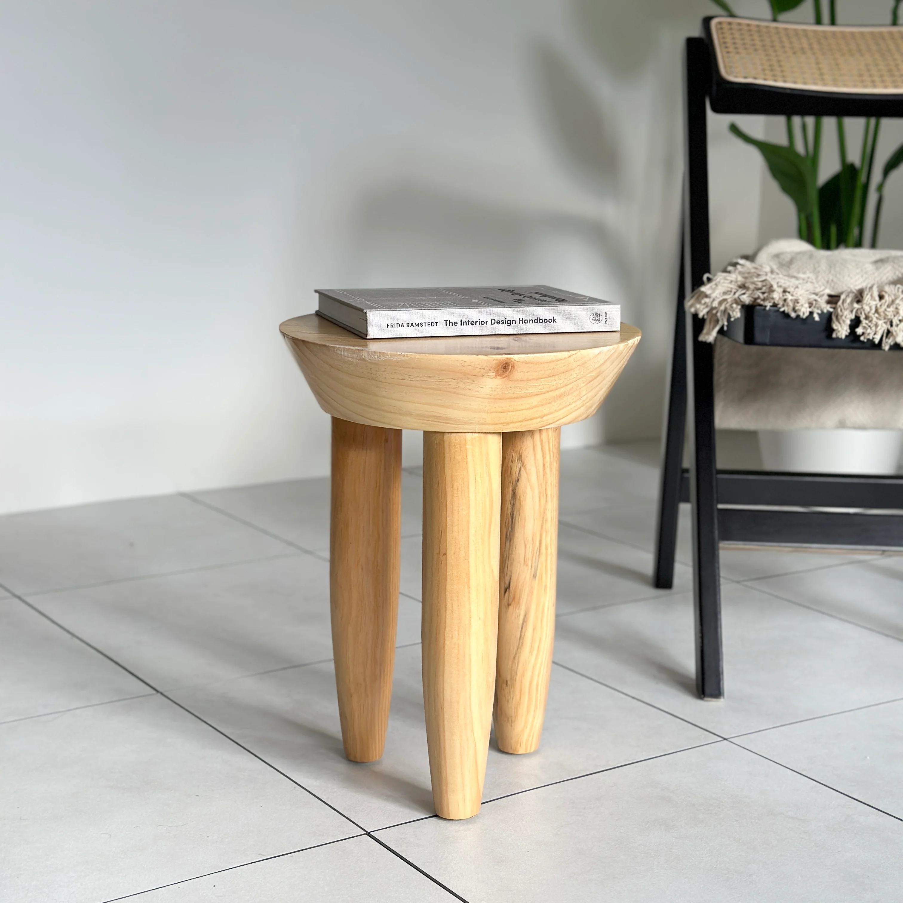 ぽってり脚ウッドスツール