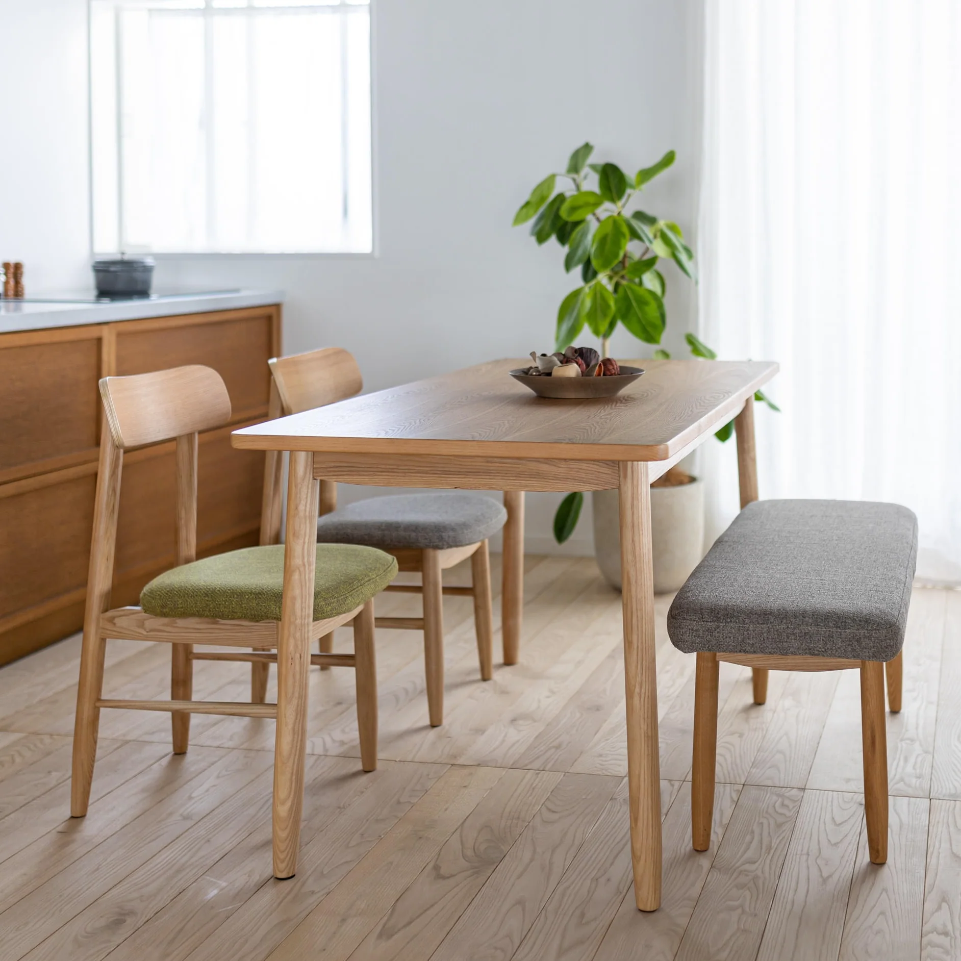 ソーサーダイニングチェア