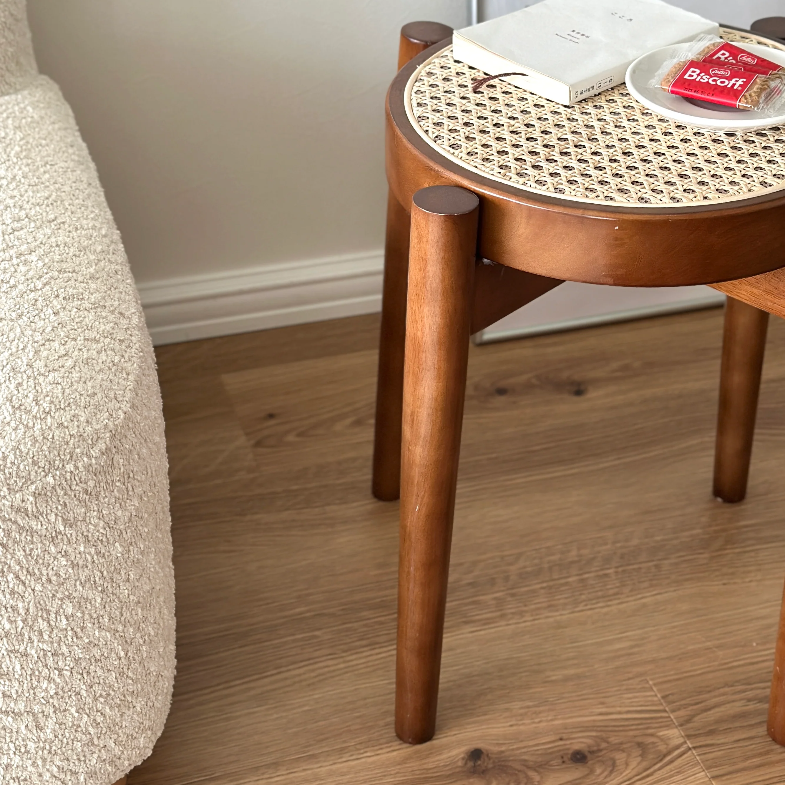 ラタンスツール