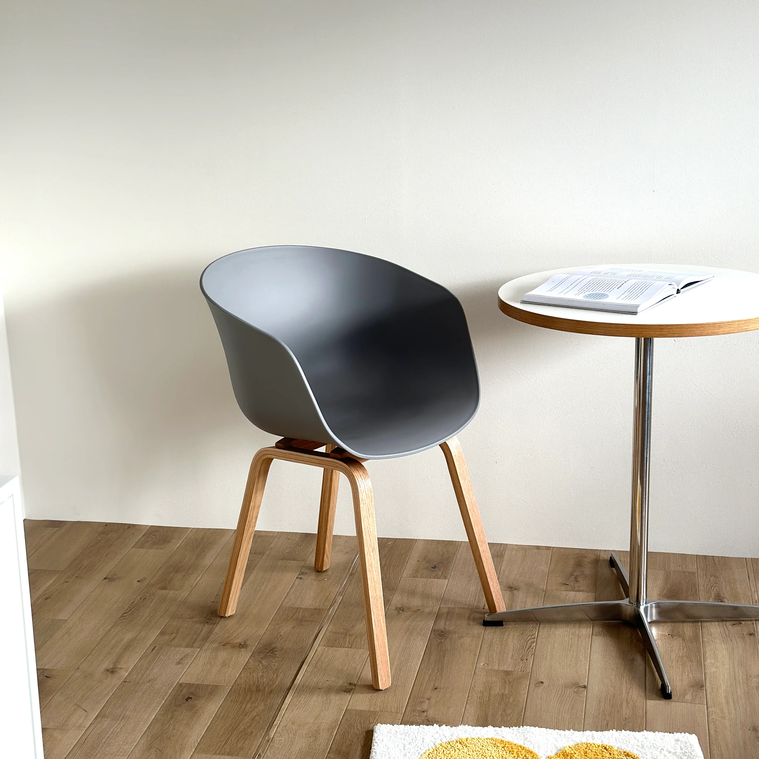 ウッド脚アームチェア